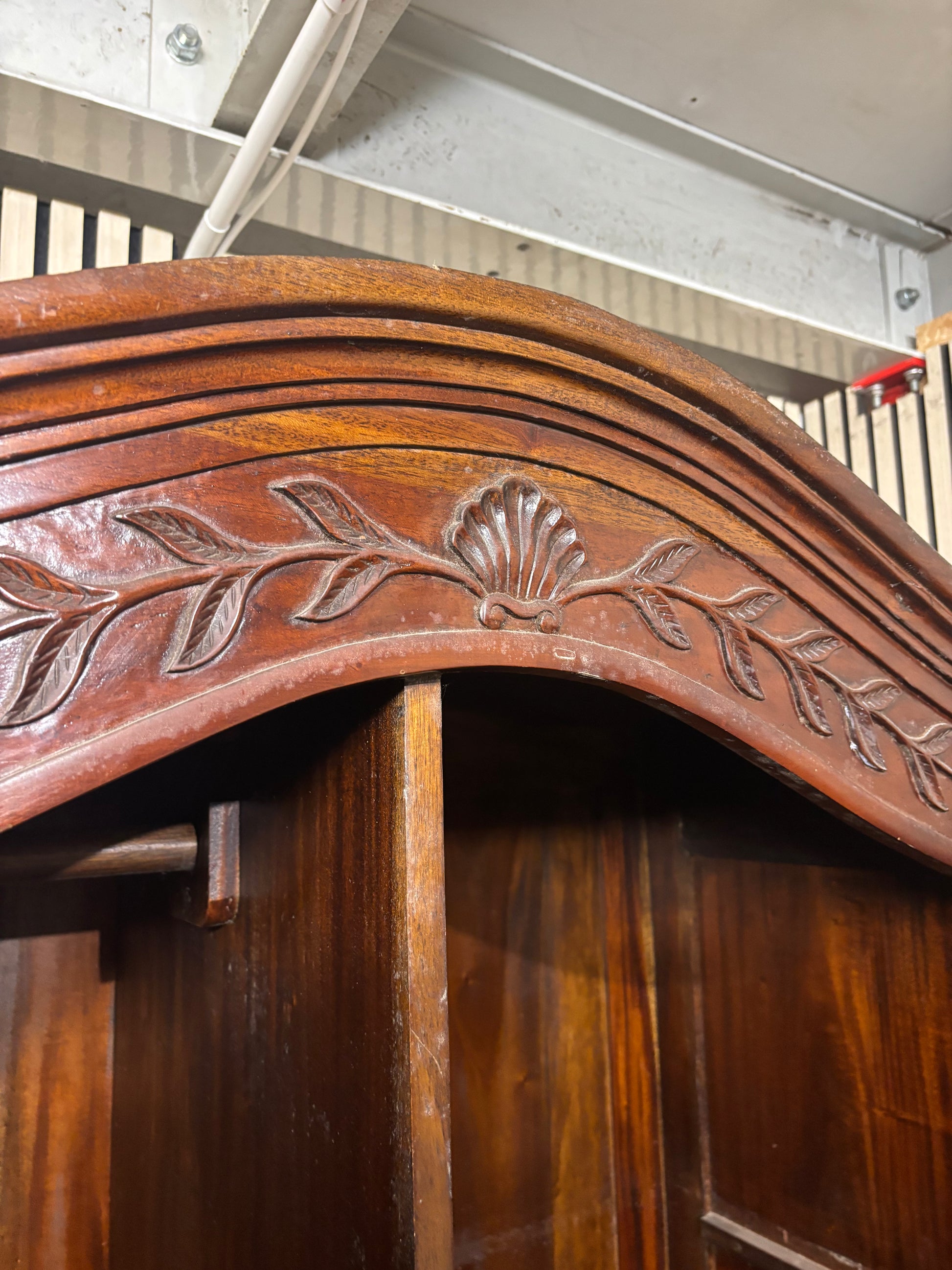 Large solid mahogany 2 door ornate wardrobe (H 207 x W 120 x D 57 cm)  44083