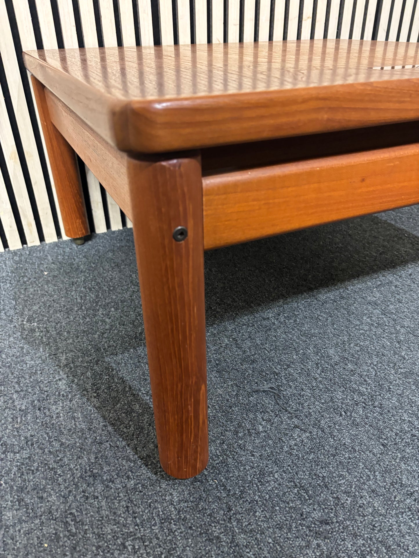 Square teak wood side table in good vintage condition. (H 41 x W 74 x D 74 cm)  44136
