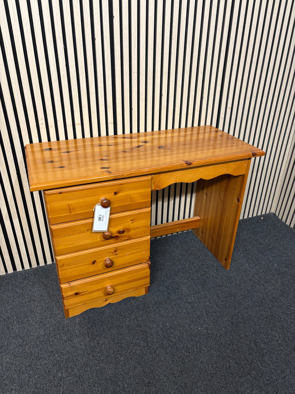 Solid pine vanity set with four drawers, mirror, and stool. (H 72 x W 100 x D 44 cm)
left hand side drawers  44129A