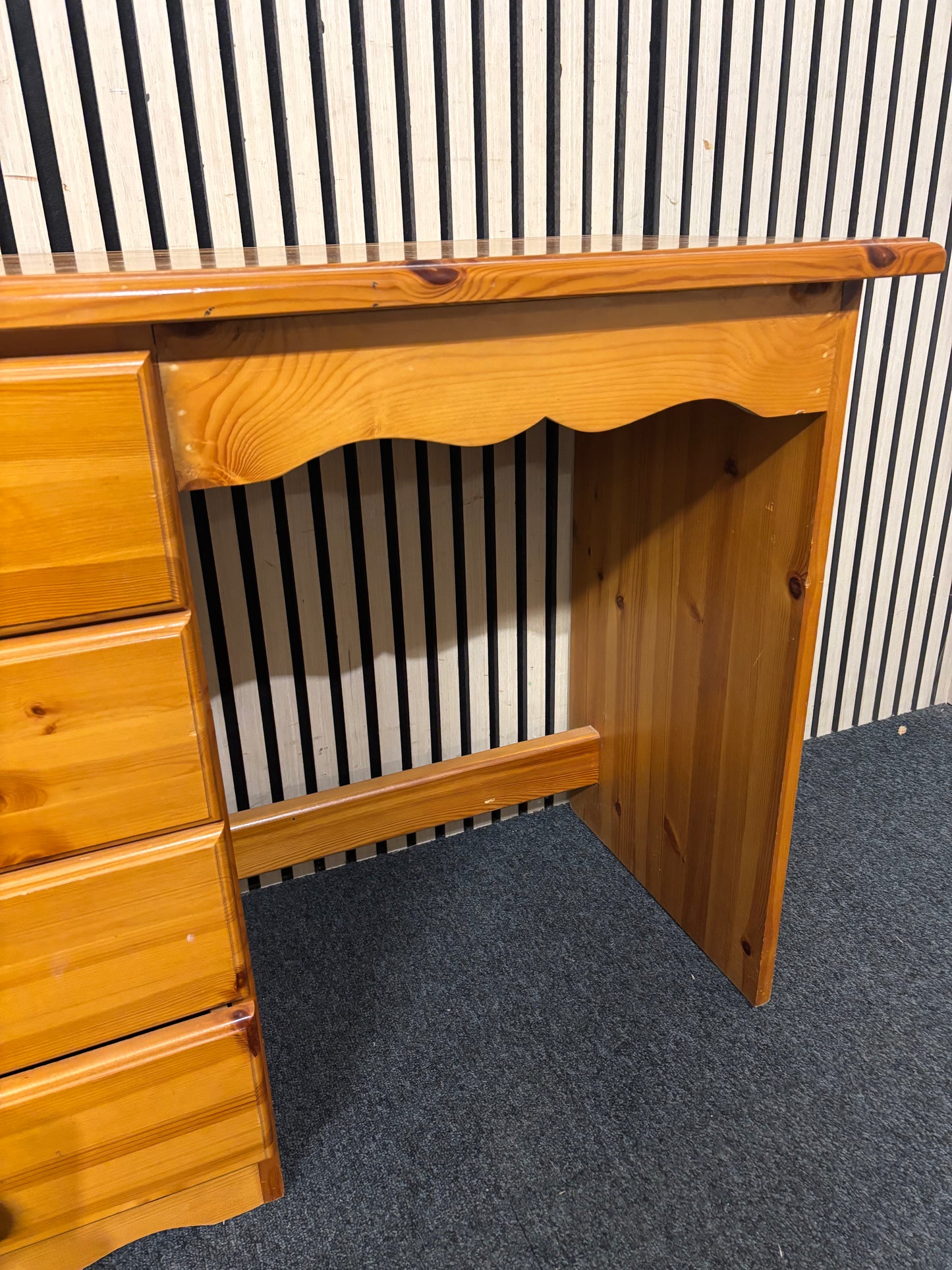 Solid pine vanity set with four drawers, mirror, and stool. (H 72 x W 100 x D 44 cm)
left hand side drawers  44129A