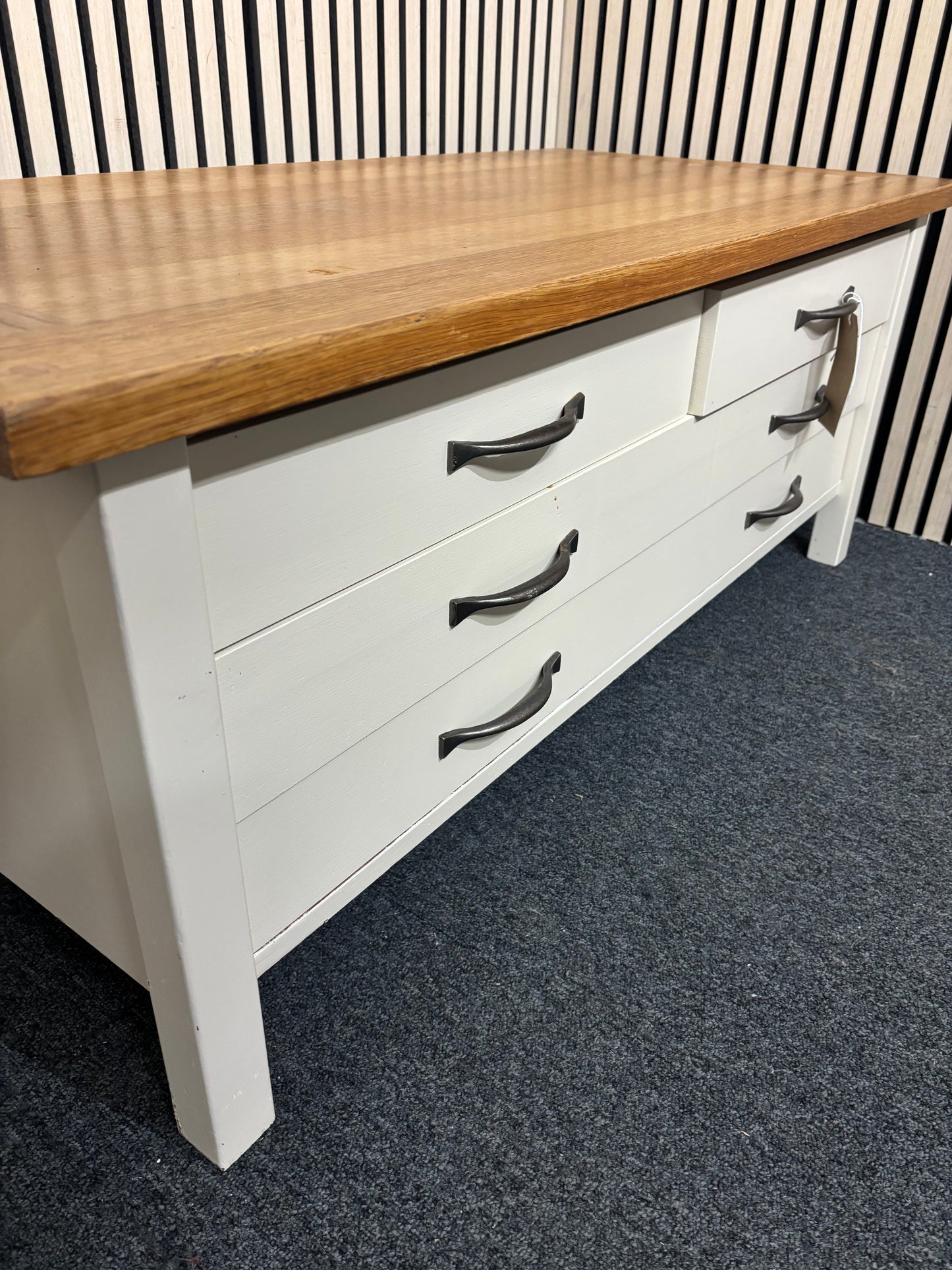 Low oak top 6 drawer cream tv unit   44203