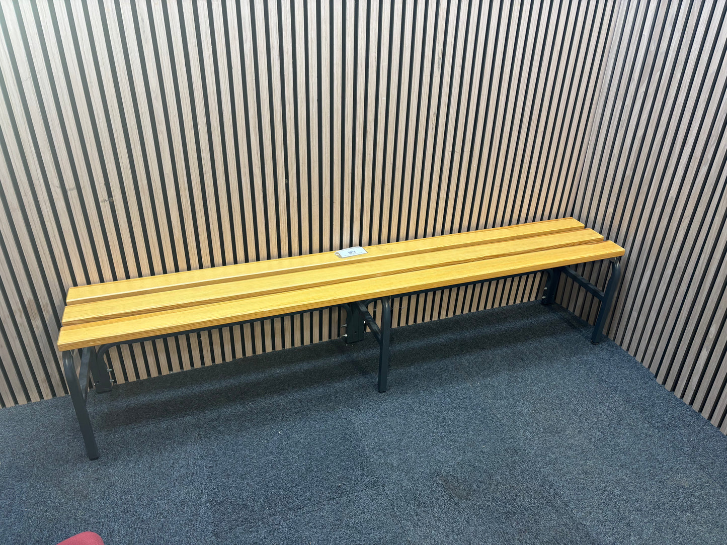 Large solid metal framed wooden bench (L 200 cm)  J3939