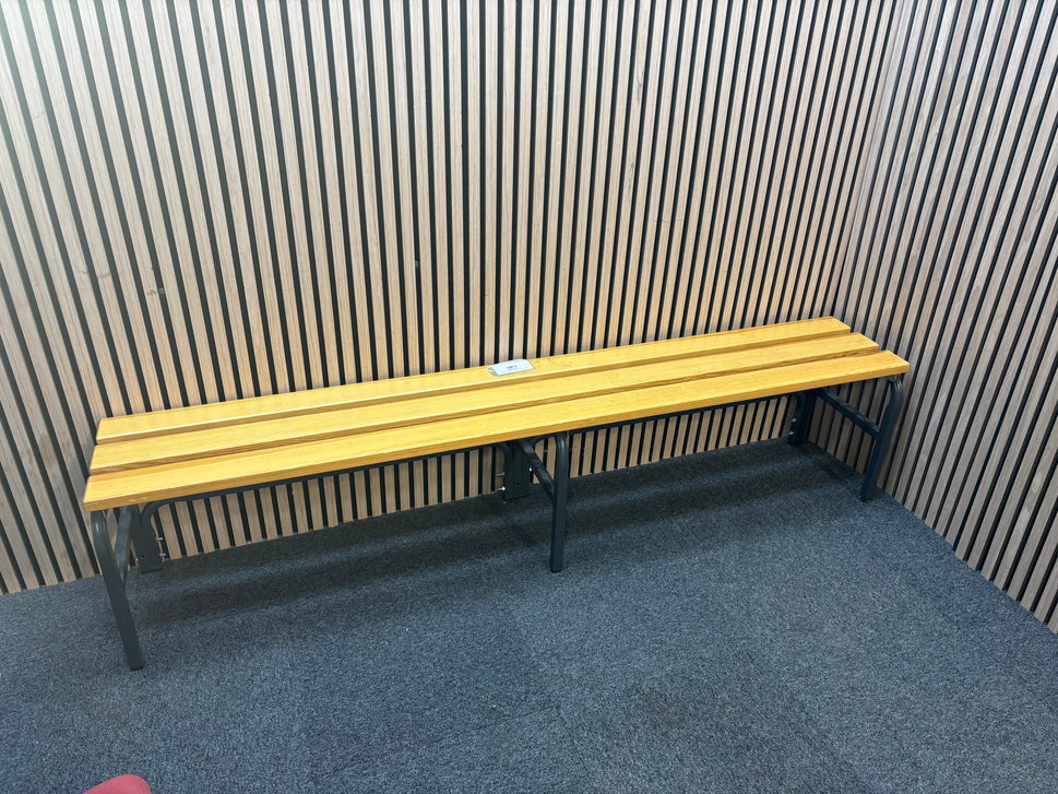 Large solid metal framed wooden bench (L 200 cm)  J3939