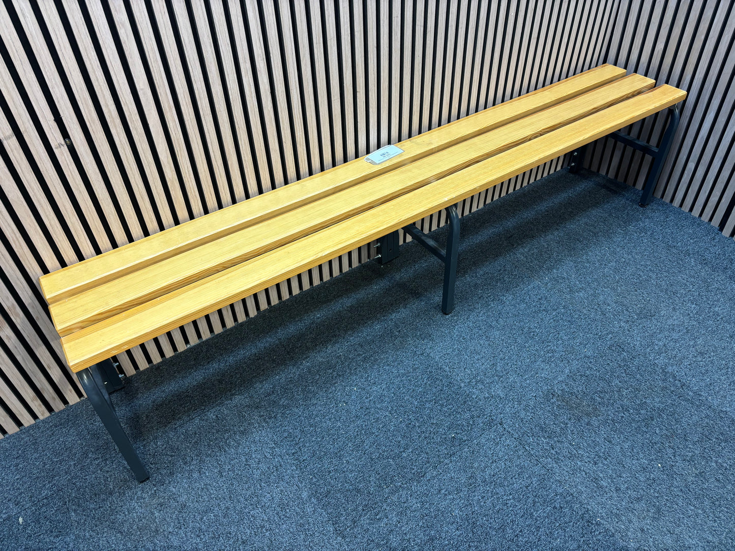 Large solid metal framed wooden bench (L 200 cm)  J3939