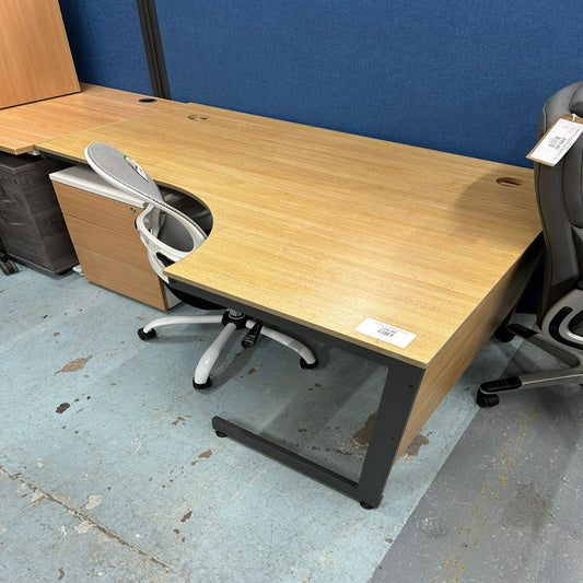 1600x1200 oak right hand radial cantilever desk