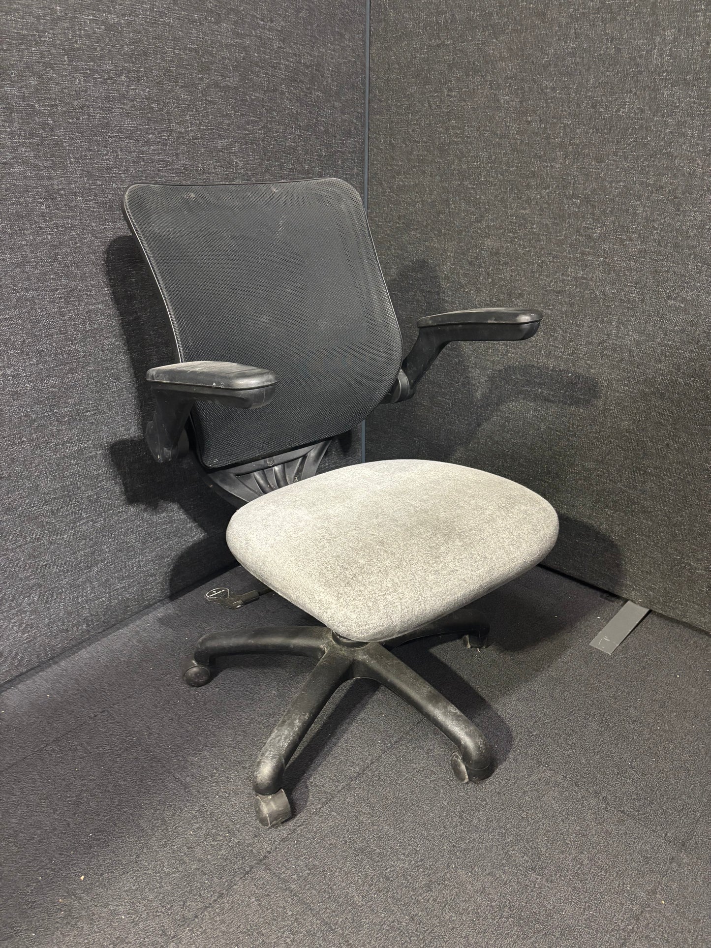 Grey fabric seat mesh back second hand swivel chair with arms