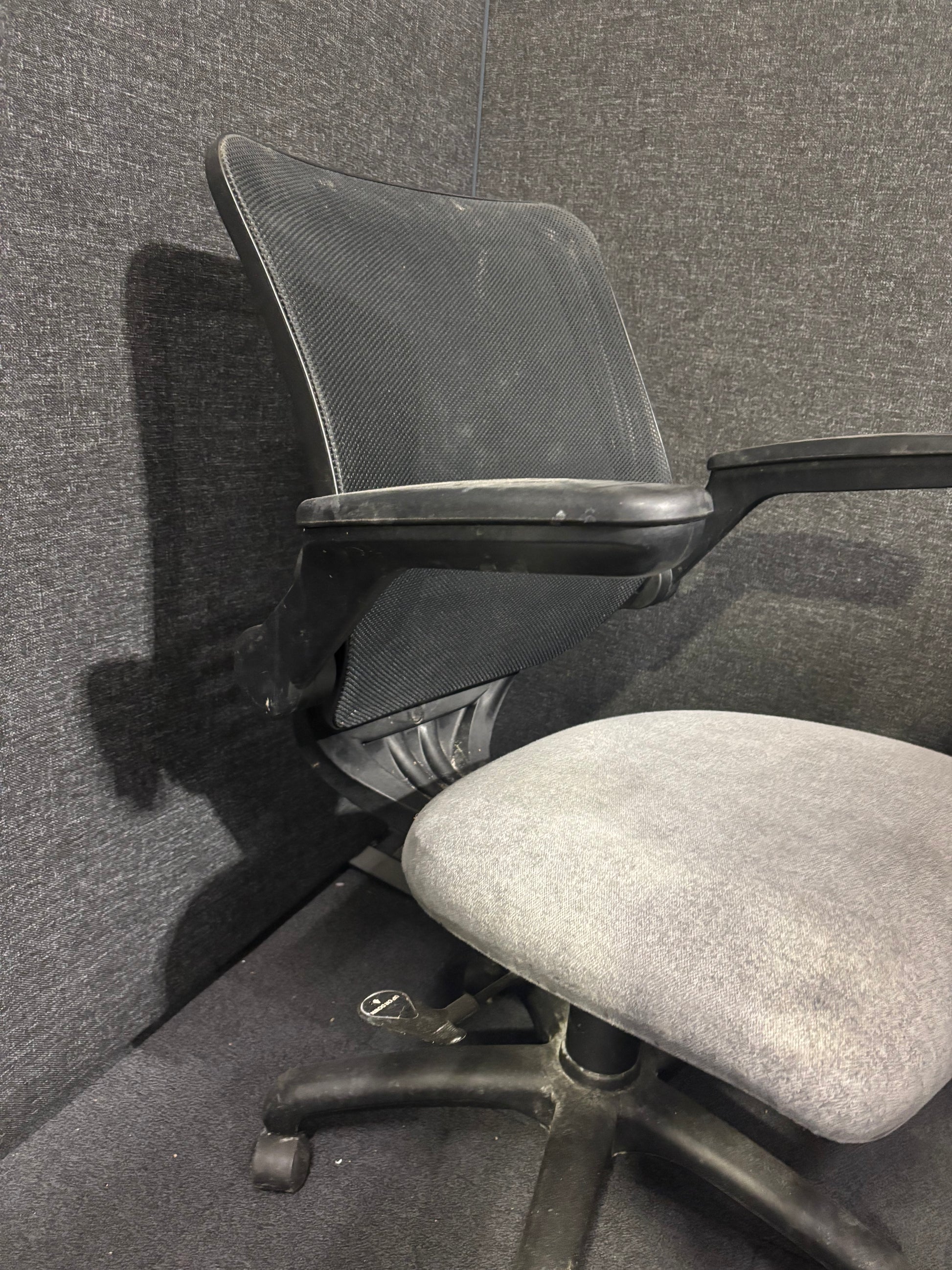 Grey fabric seat mesh back second hand swivel chair with arms