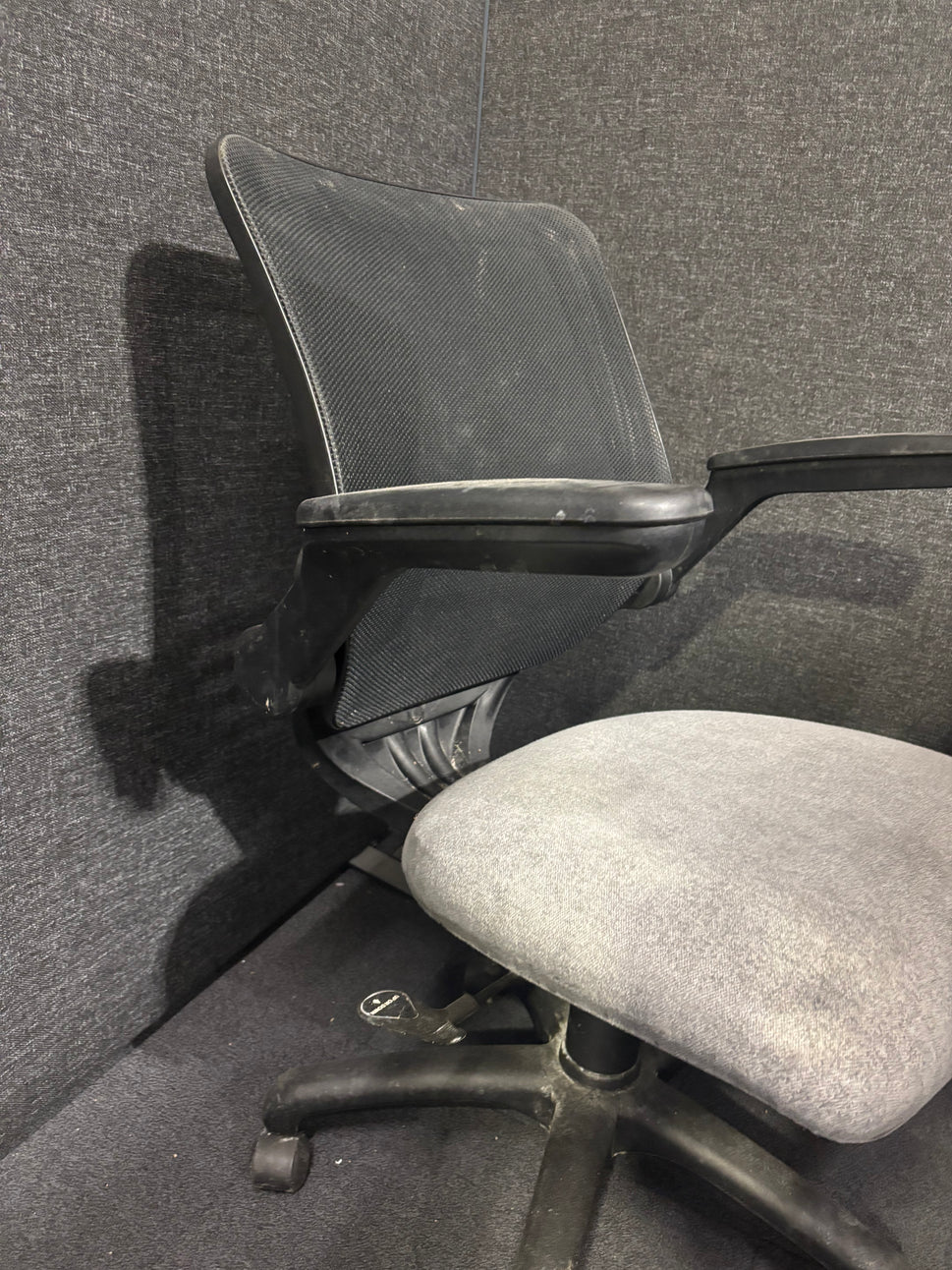 Grey fabric seat mesh back second hand swivel chair with arms