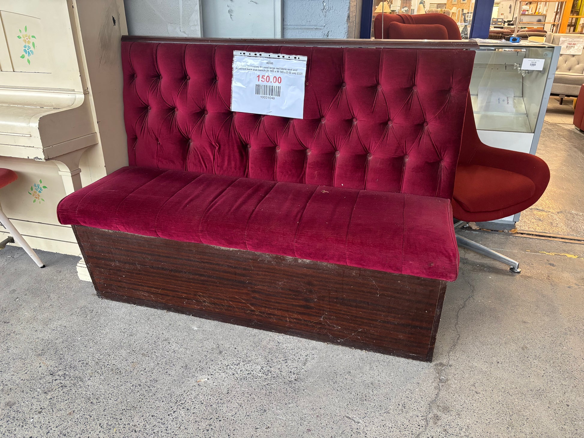 Solid mahogany framed large red fabric seat and buttoned back pub bench (H 105 x W 145 x D 60 cm) 2325