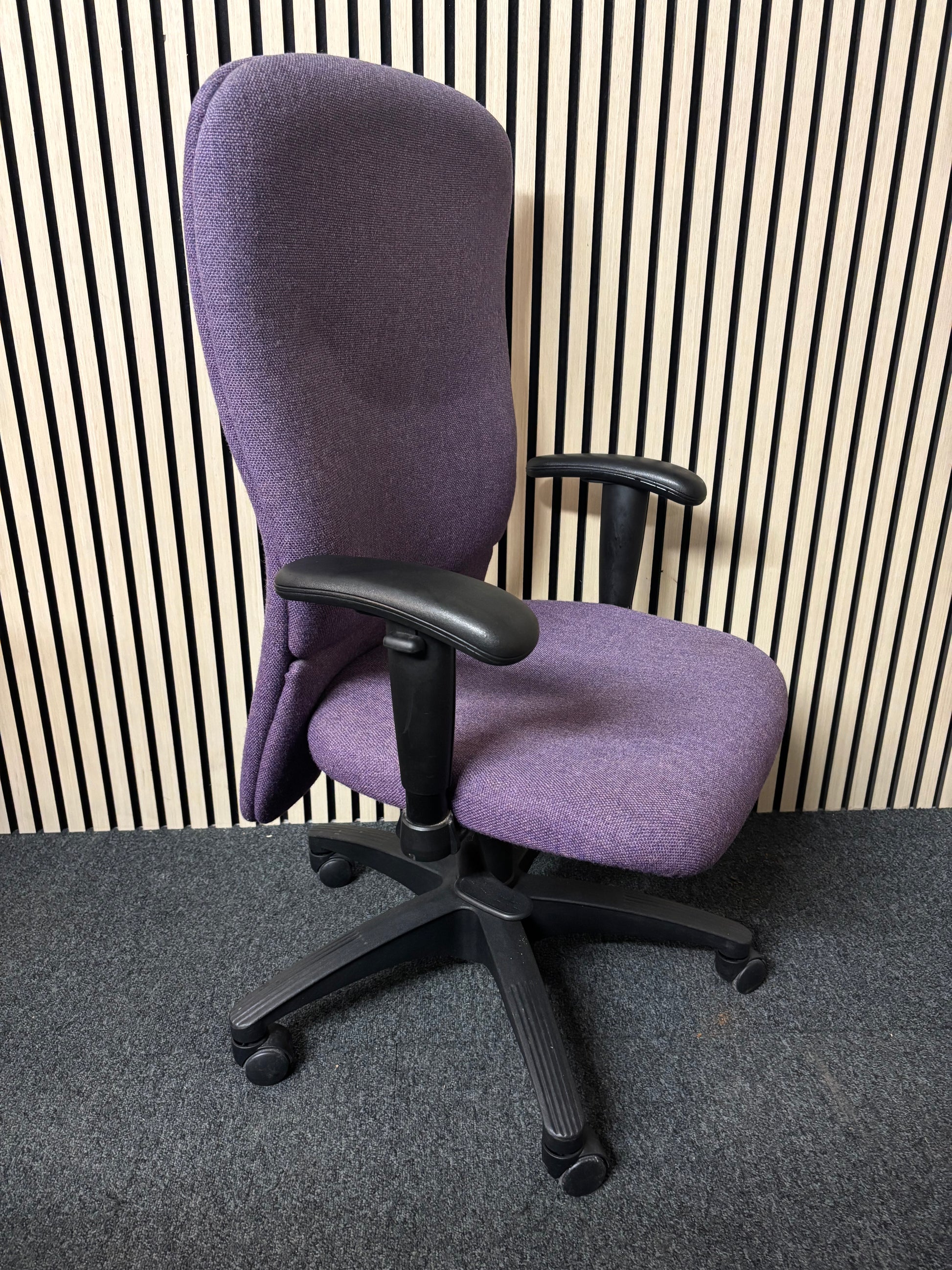 Large ergonomic second hand purple fabric swivel chair with arms