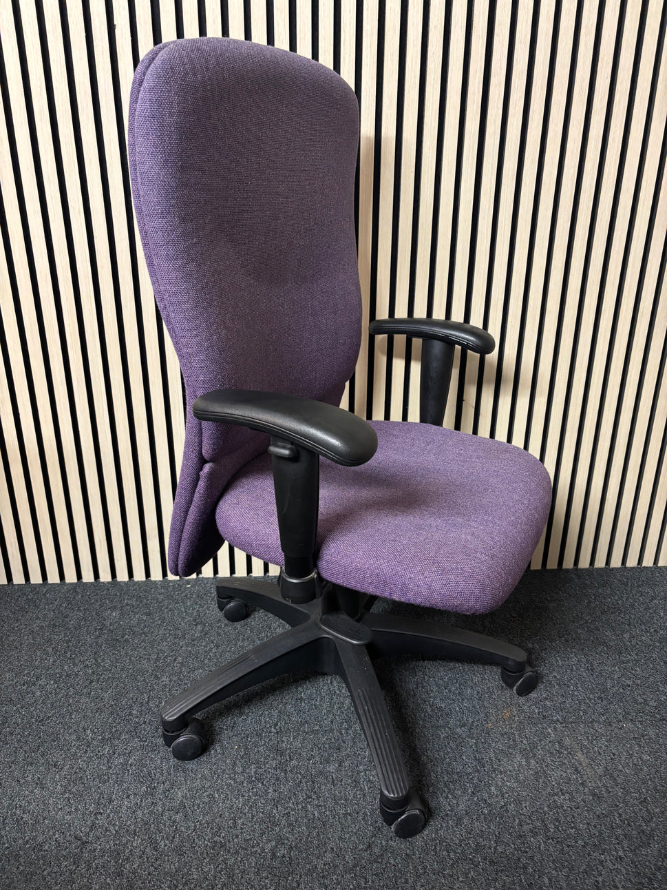 Large ergonomic second hand purple fabric swivel chair with arms