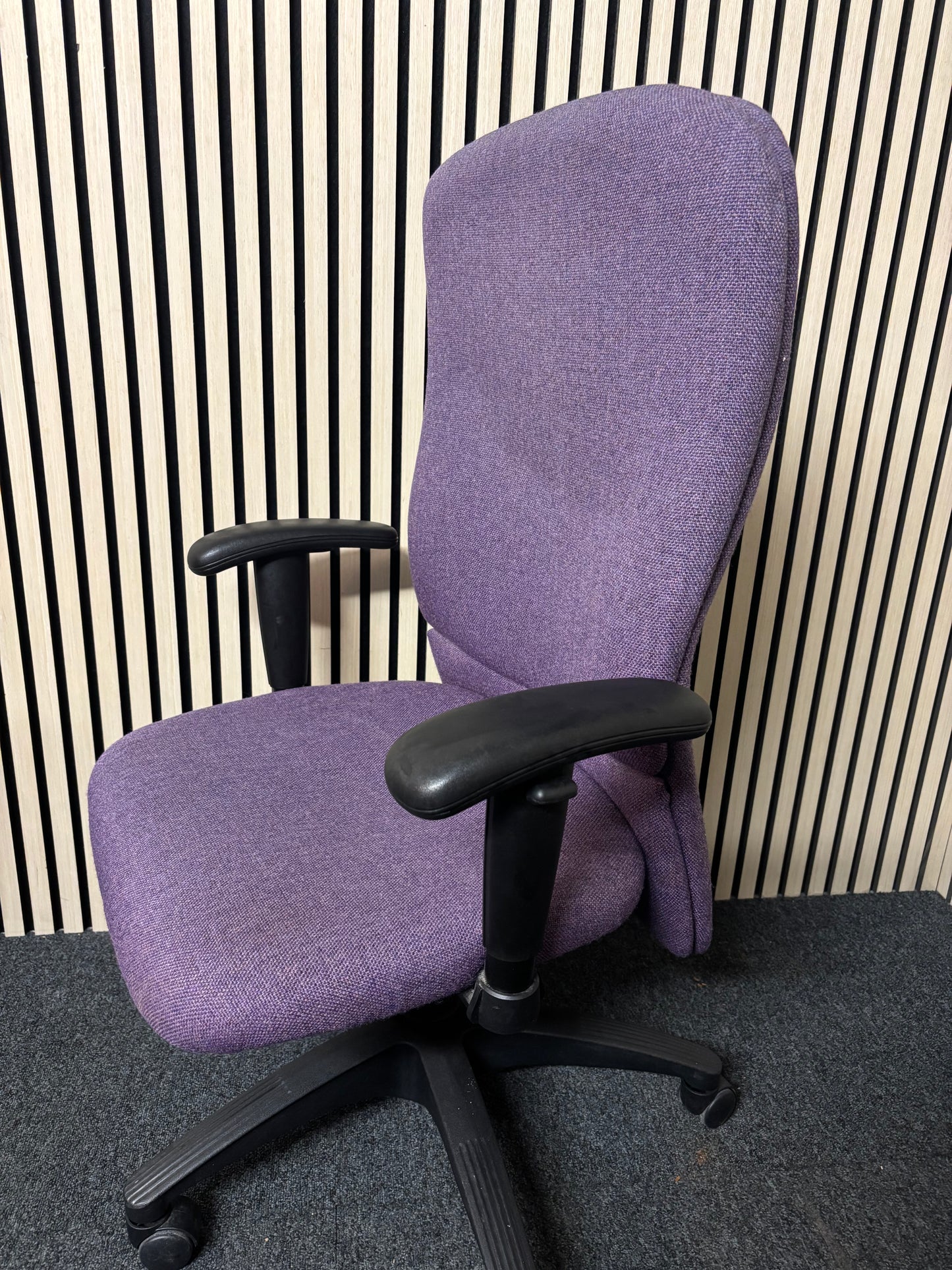 Large ergonomic second hand purple fabric swivel chair with arms