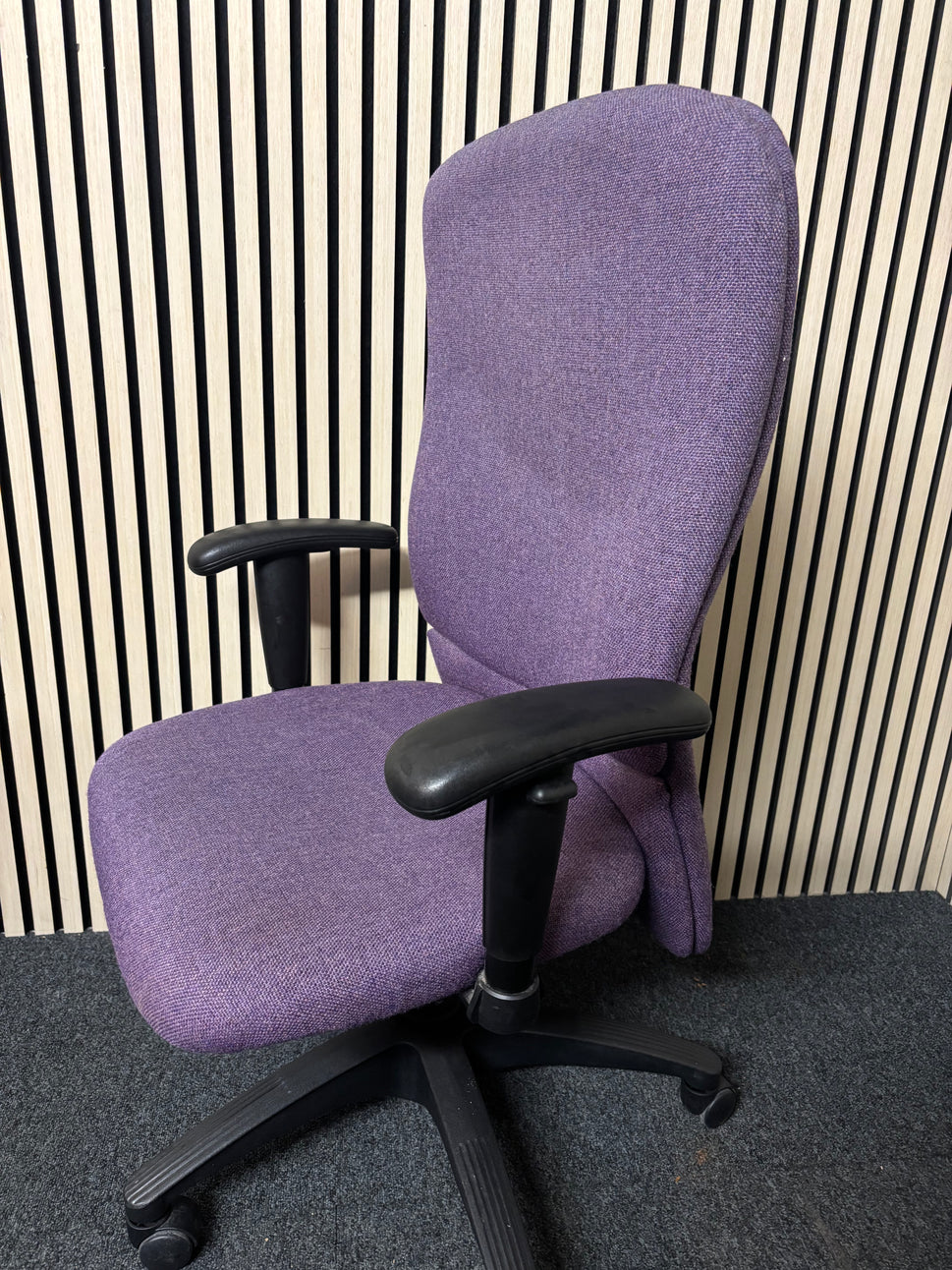 Large ergonomic second hand purple fabric swivel chair with arms