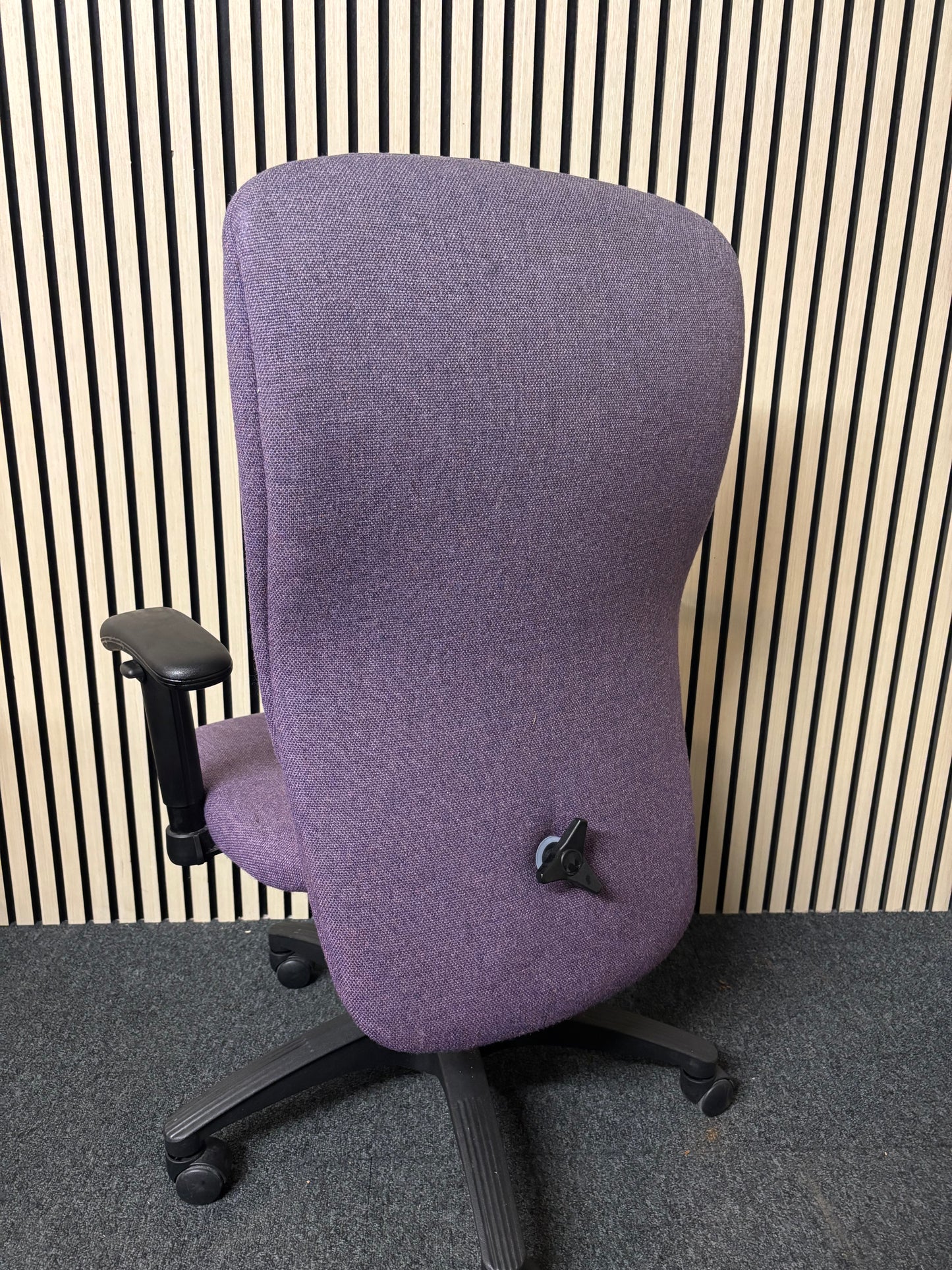 Large ergonomic second hand purple fabric swivel chair with arms