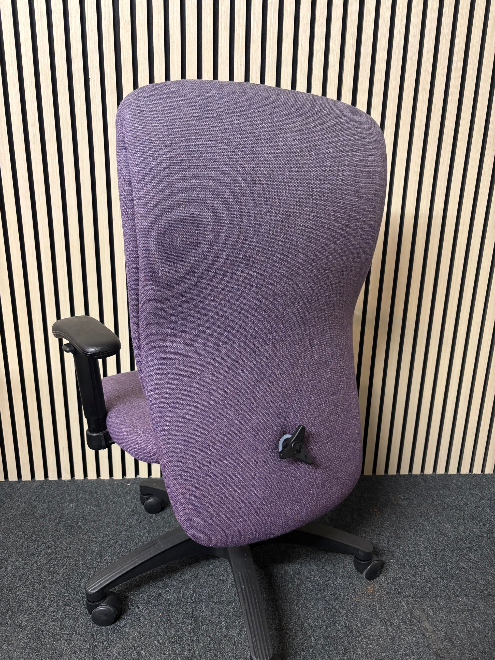 Large ergonomic second hand purple fabric swivel chair with arms