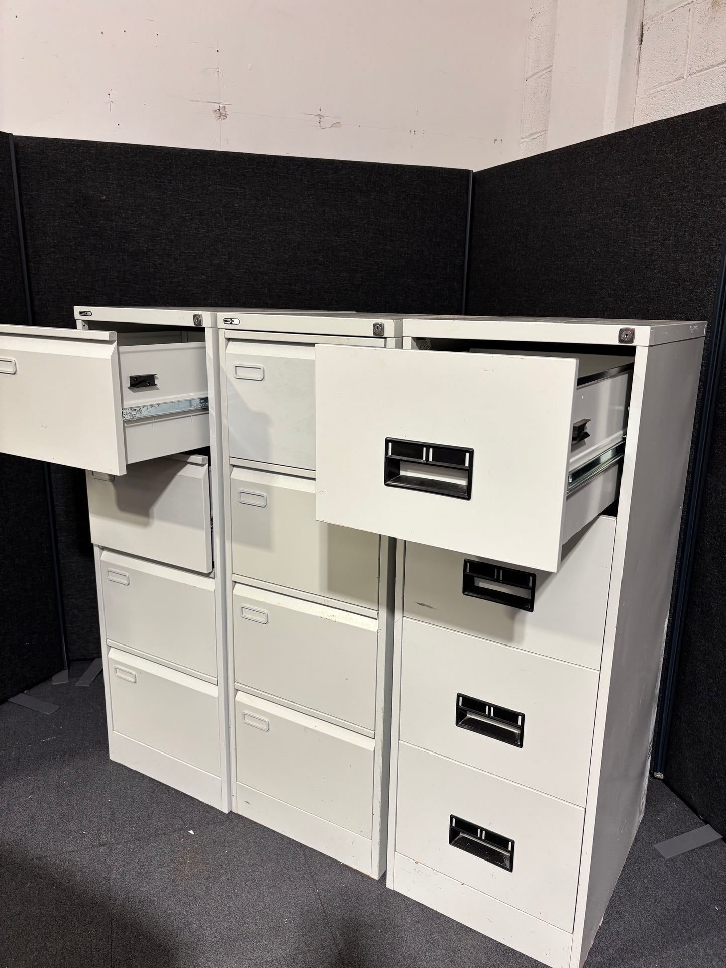 Grey 4 drawer metal filing cabinet (H 132 x W 46 x D 62 cm)