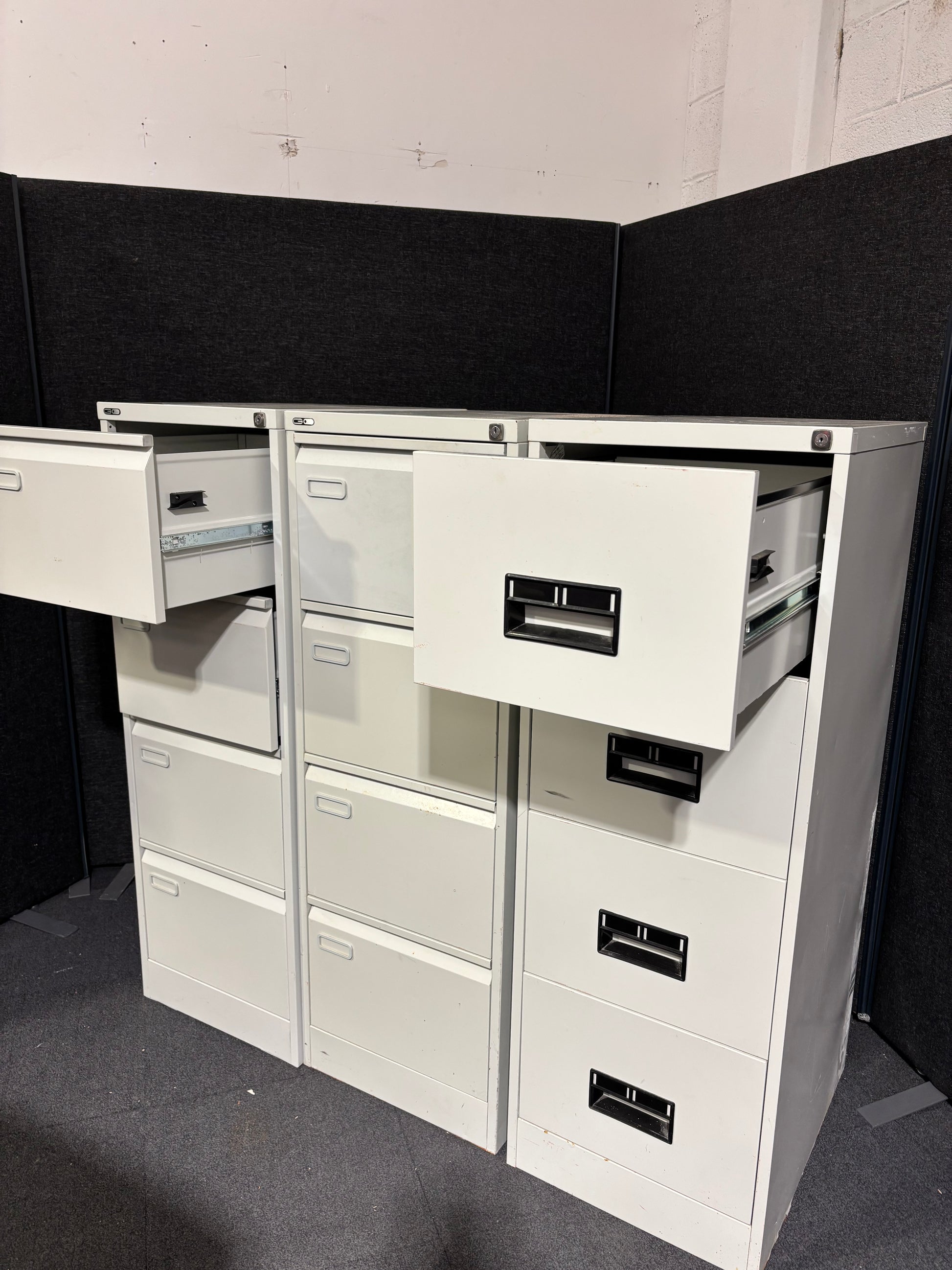 Grey 4 drawer metal filing cabinet (H 132 x W 46 x D 62 cm)