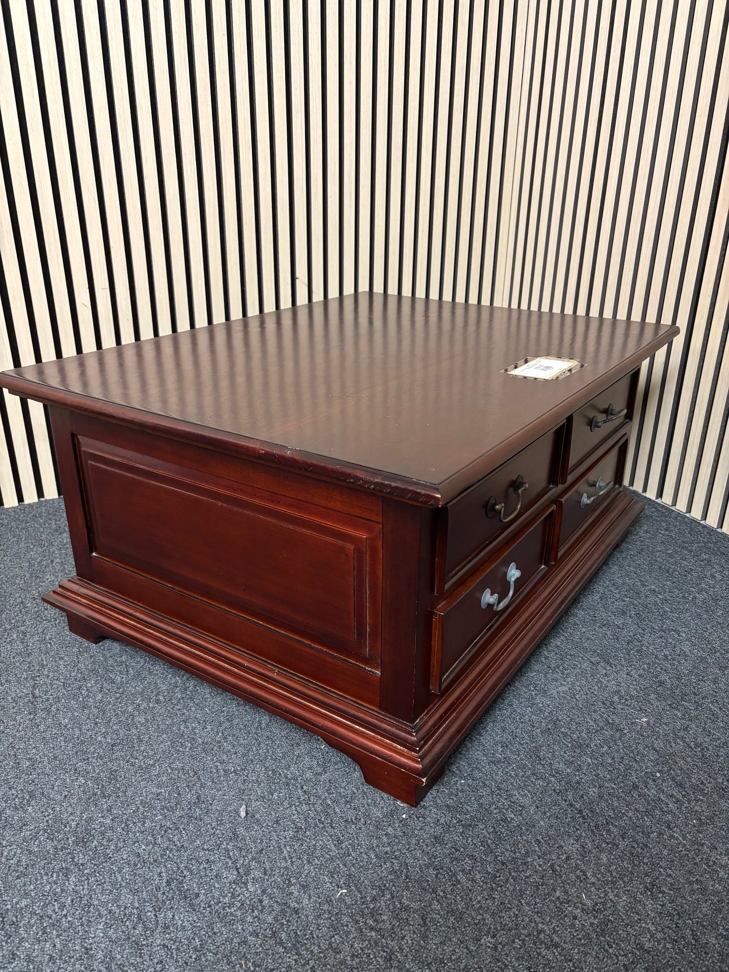 Solid rosewood mahogany coffee table with 8 no. drawers (H 40 x W 90 x D 70 cm) 2325