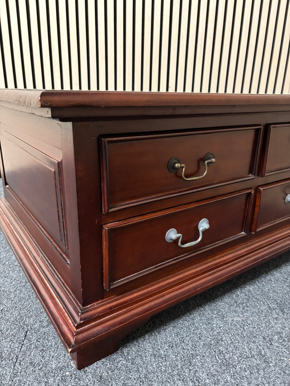 Solid rosewood mahogany coffee table with 8 no. drawers (H 40 x W 90 x D 70 cm) 2325