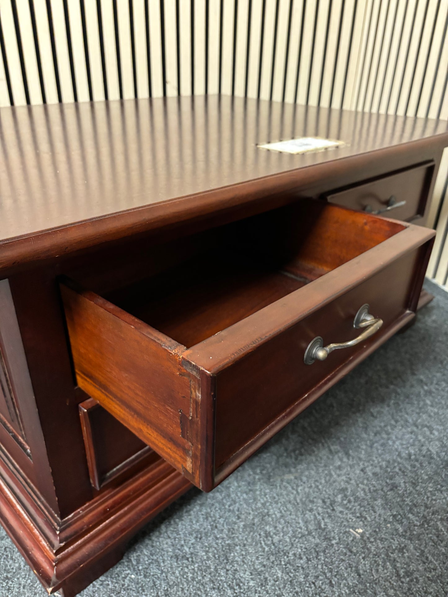 Solid rosewood mahogany coffee table with 8 no. drawers (H 40 x W 90 x D 70 cm) 2325