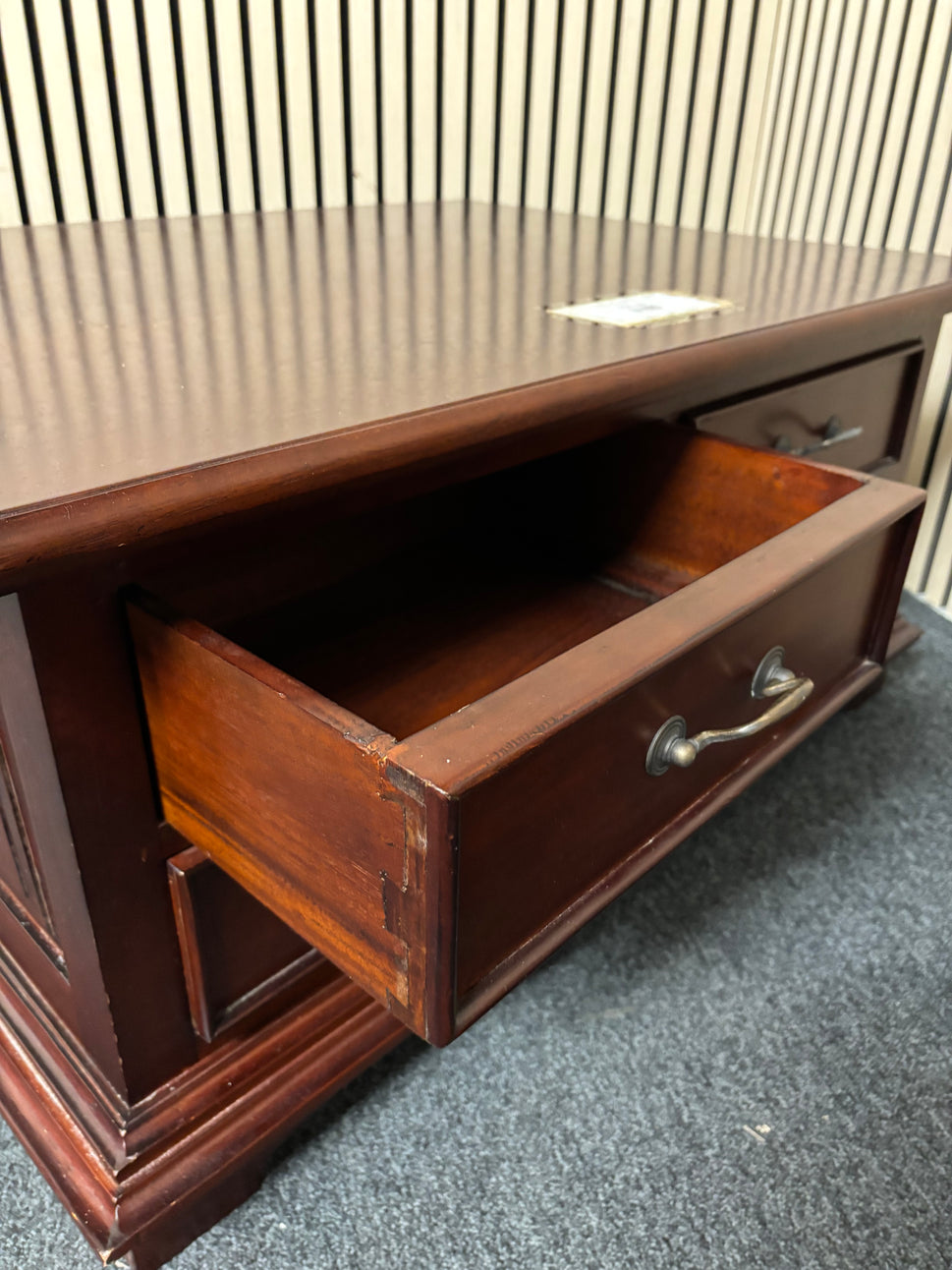 Solid rosewood mahogany coffee table with 8 no. drawers (H 40 x W 90 x D 70 cm) 2325