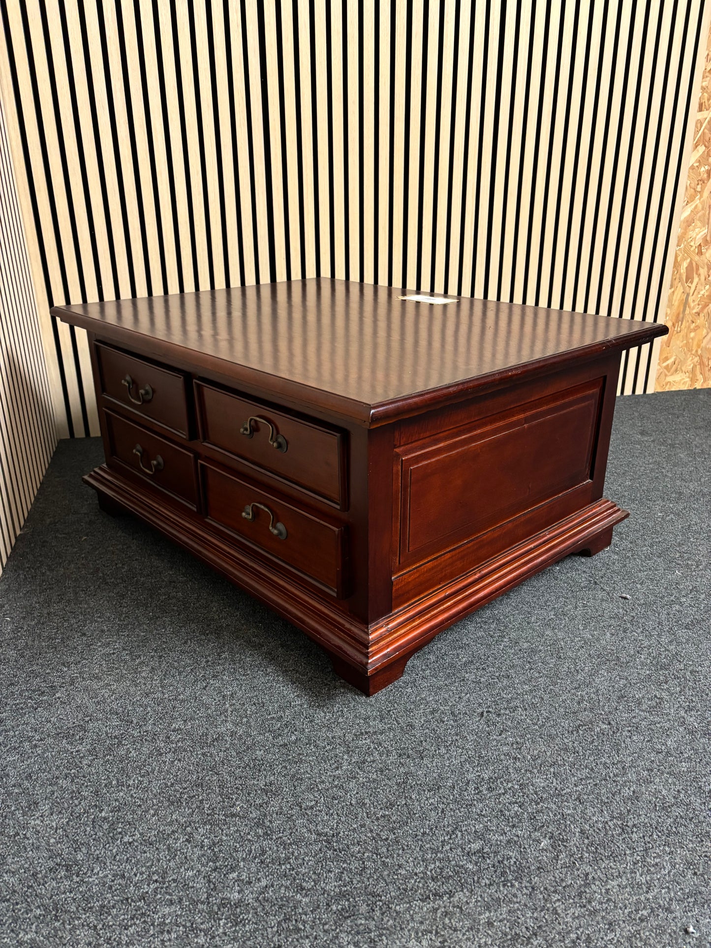 Solid rosewood mahogany coffee table with 8 no. drawers (H 40 x W 90 x D 70 cm) 2325