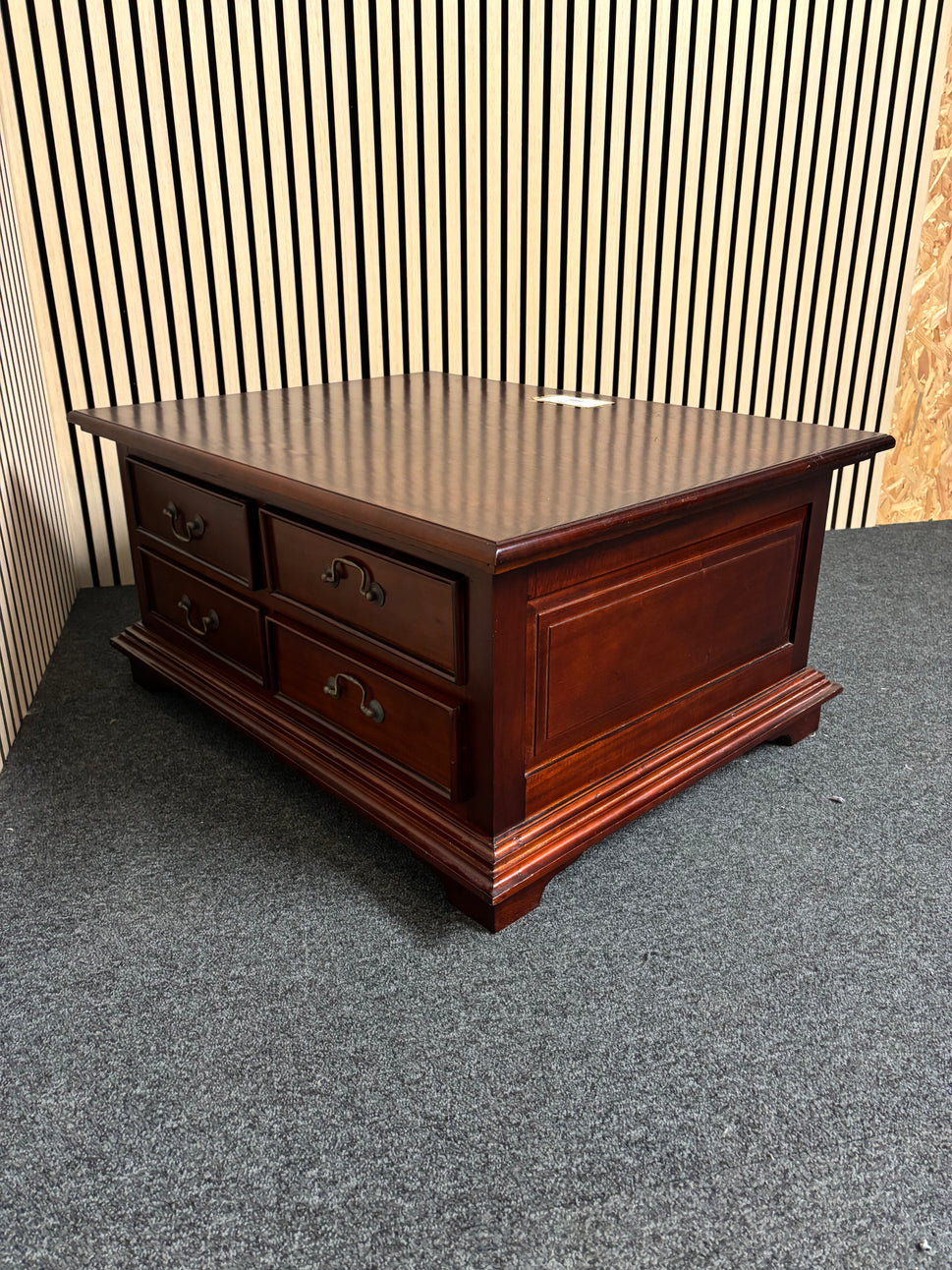 Solid rosewood mahogany coffee table with 8 no. drawers (H 40 x W 90 x D 70 cm) 2325
