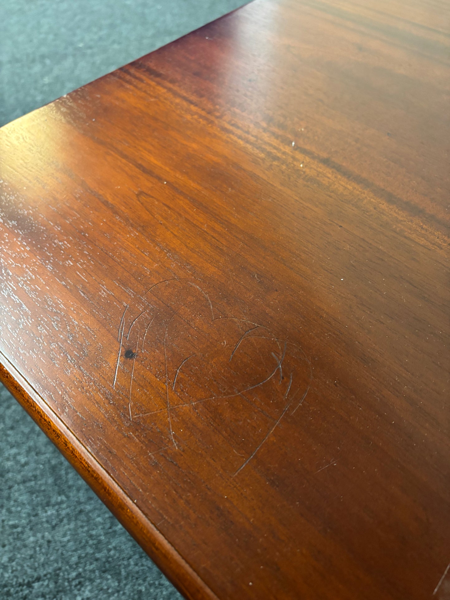 Solid rosewood mahogany coffee table with 8 no. drawers (H 40 x W 90 x D 70 cm) 2325