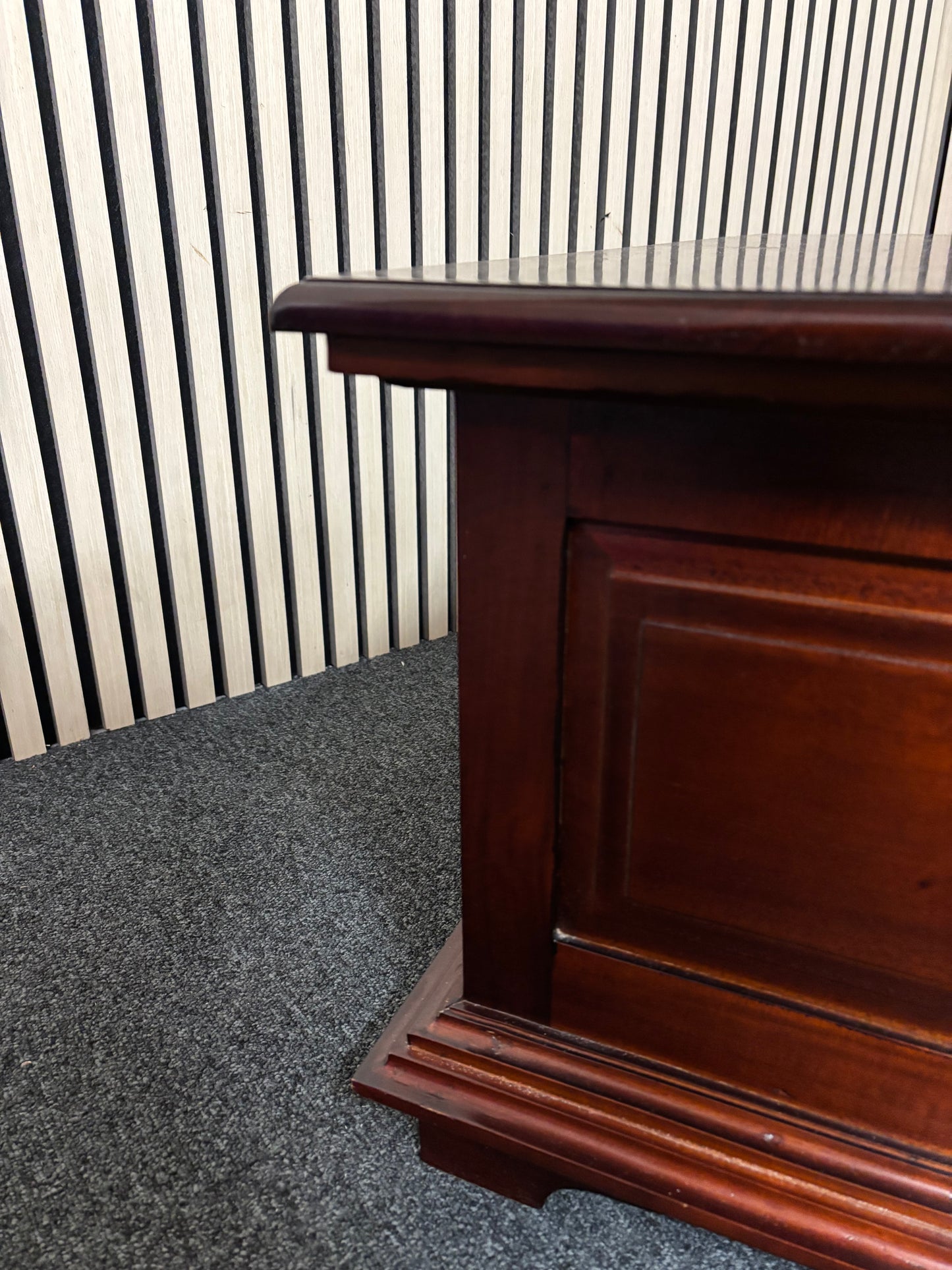 Solid rosewood mahogany coffee table with 8 no. drawers (H 40 x W 90 x D 70 cm) 2325