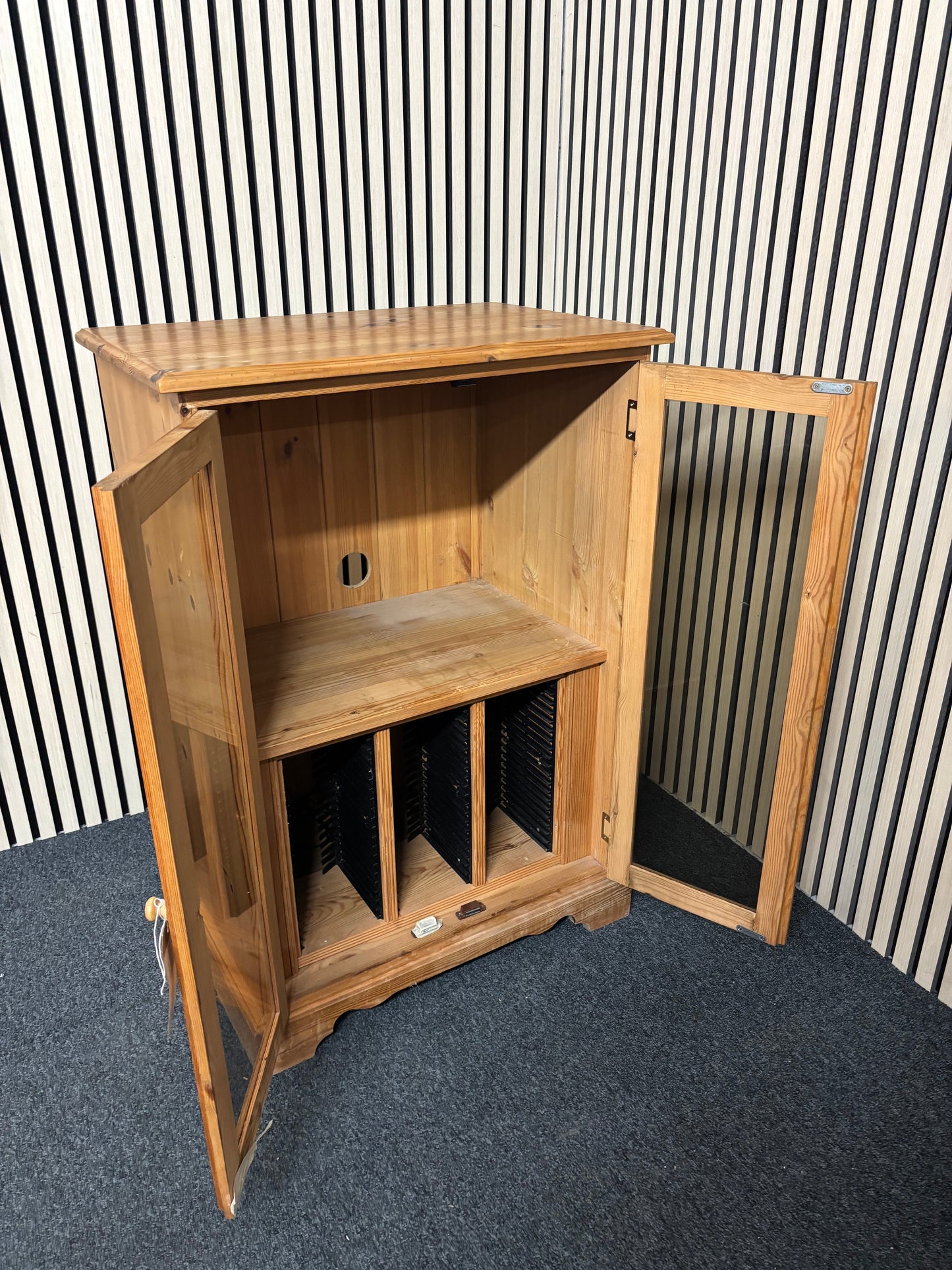 Pitch pine 2 glass door stero unit (H 92 x W 65 x D 42 cm) 2325
