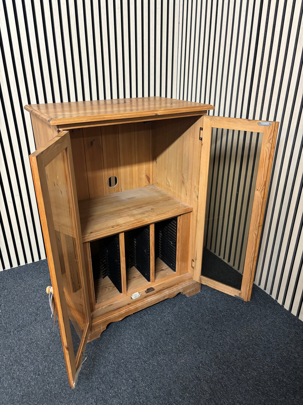 Pitch pine 2 glass door stero unit (H 92 x W 65 x D 42 cm) 2325