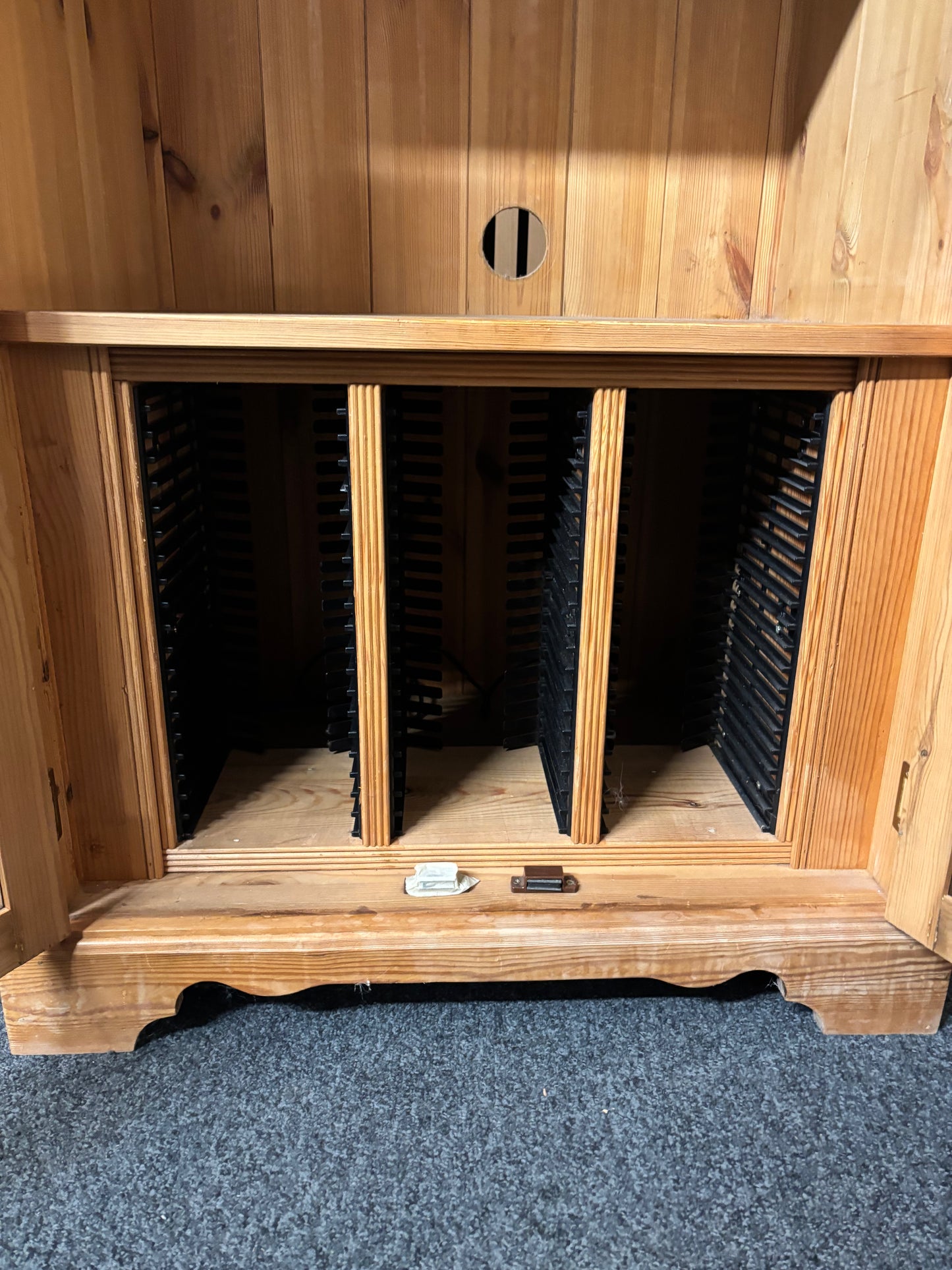 Pitch pine 2 glass door stero unit (H 92 x W 65 x D 42 cm) 2325