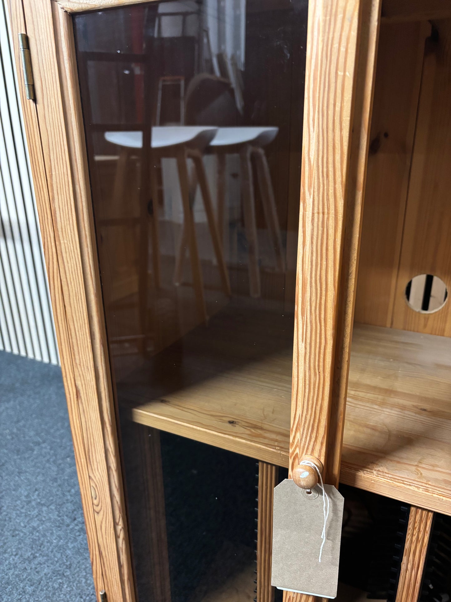 Pitch pine 2 glass door stero unit (H 92 x W 65 x D 42 cm) 2325
