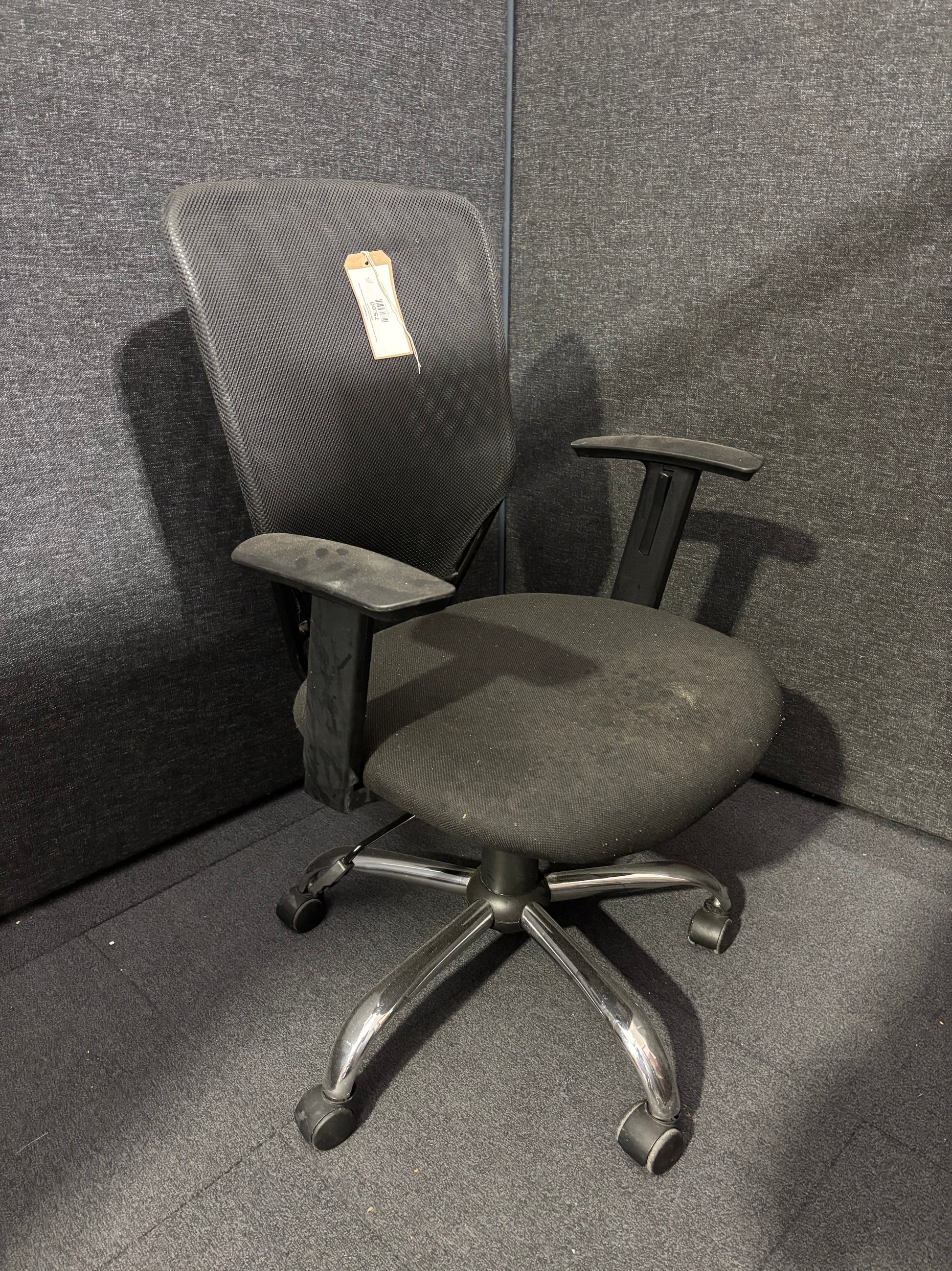Black mesh back fabric seat second hand swivel chair with fixed arms