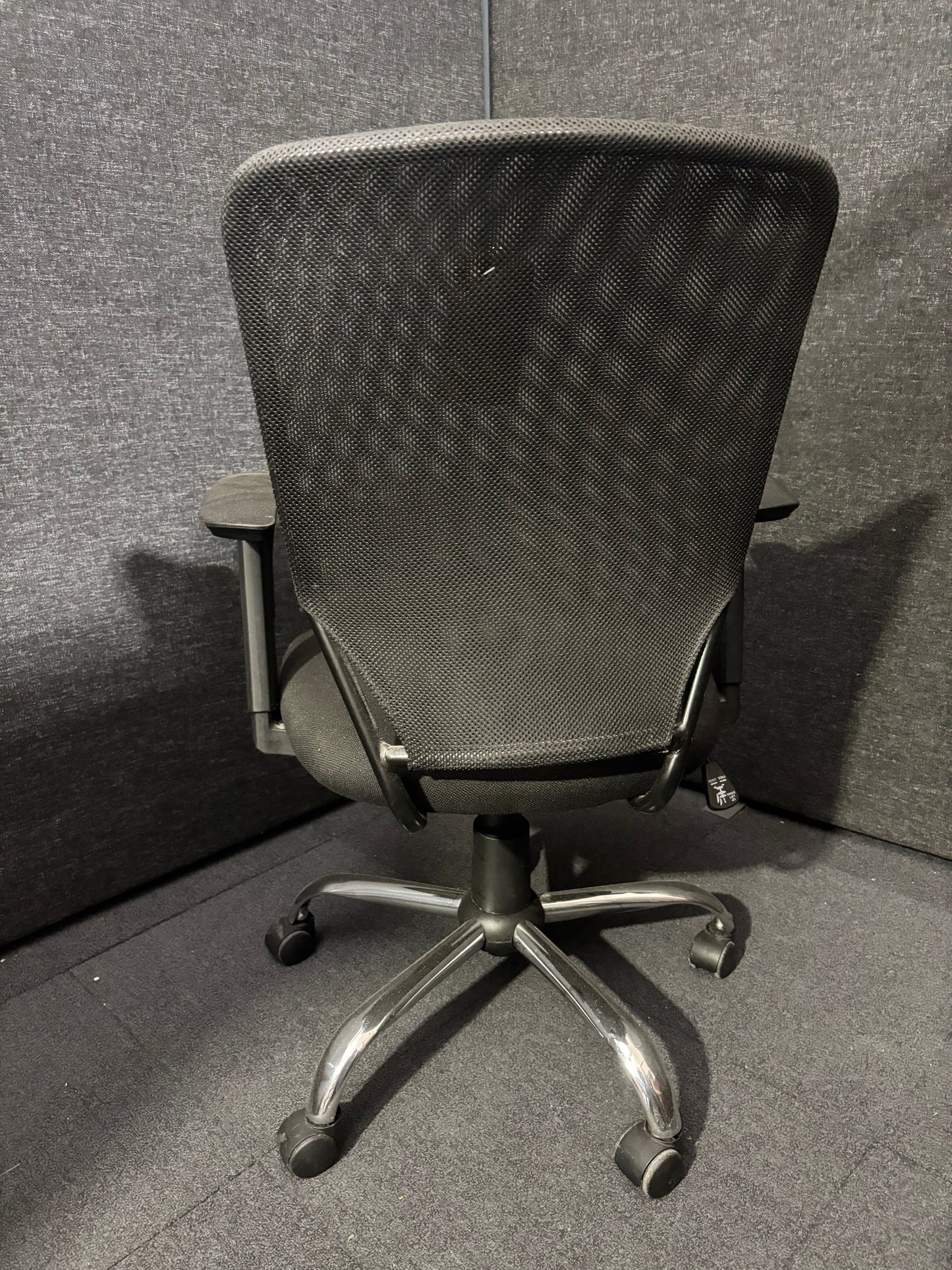 Black mesh back fabric seat second hand swivel chair with fixed arms