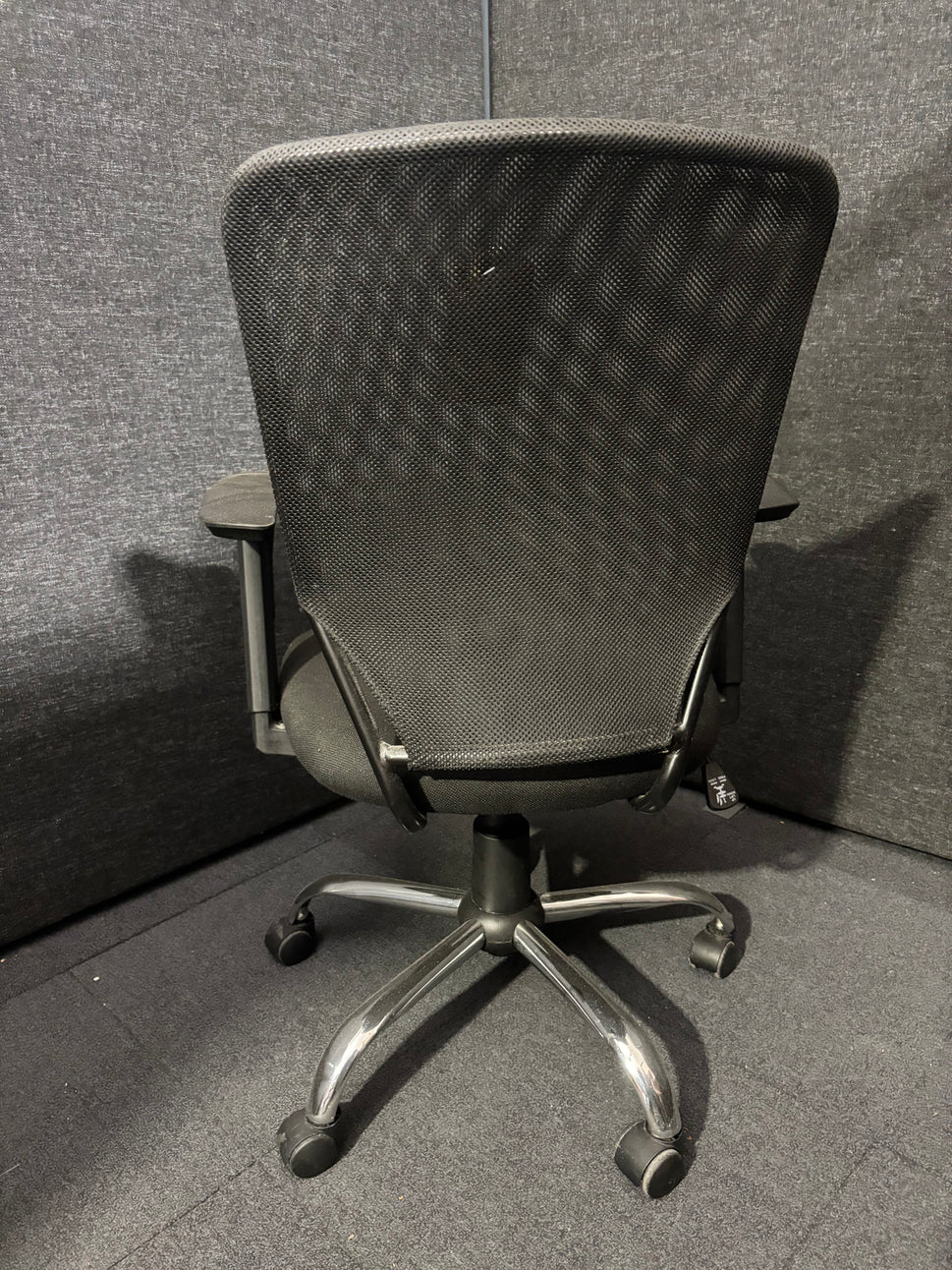 Black mesh back fabric seat second hand swivel chair with fixed arms