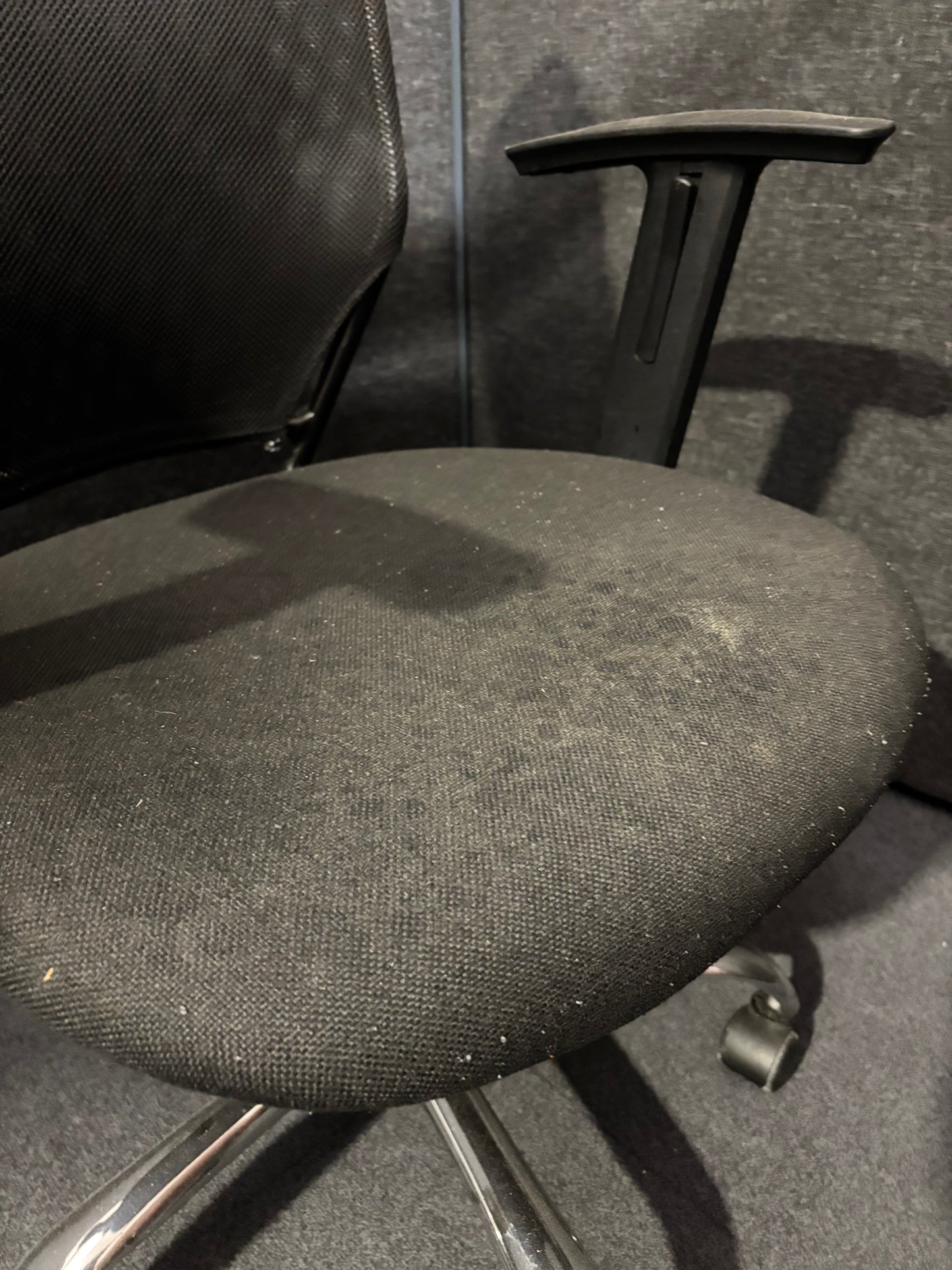 Black mesh back fabric seat second hand swivel chair with fixed arms