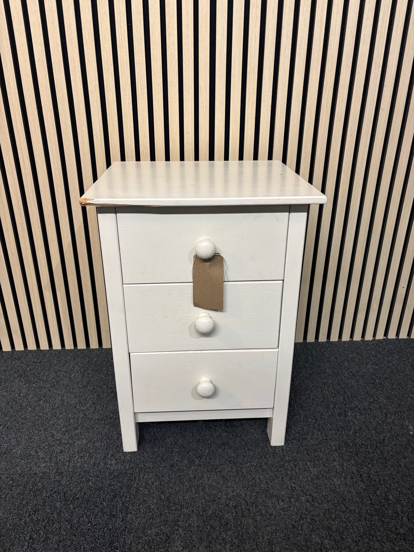White painted wooden 3 drawer bedside locker with white circular handles (H 60 x W 44 x D 40 cm) 2325