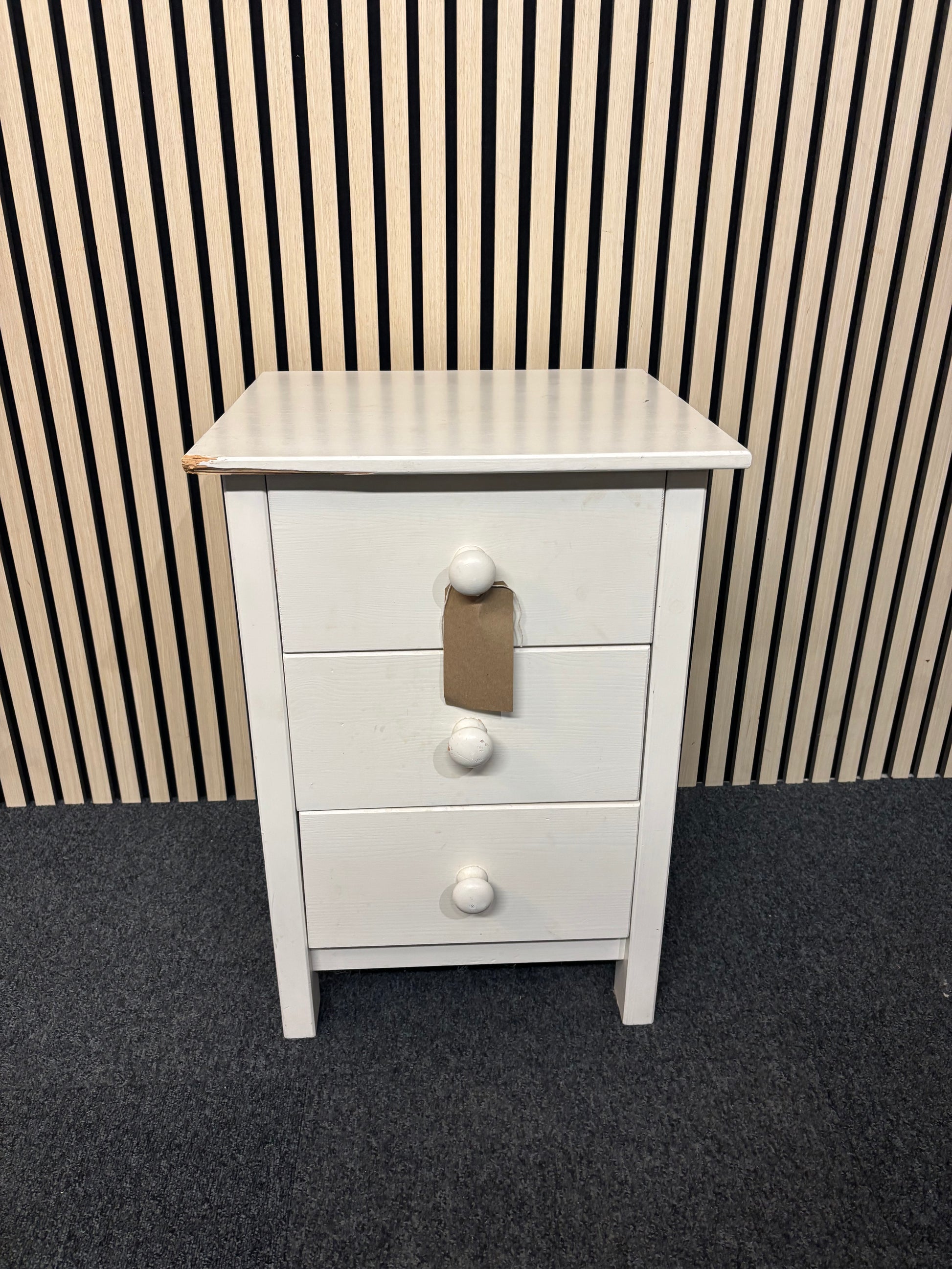 White painted wooden 3 drawer bedside locker with white circular handles (H 60 x W 44 x D 40 cm) 2325