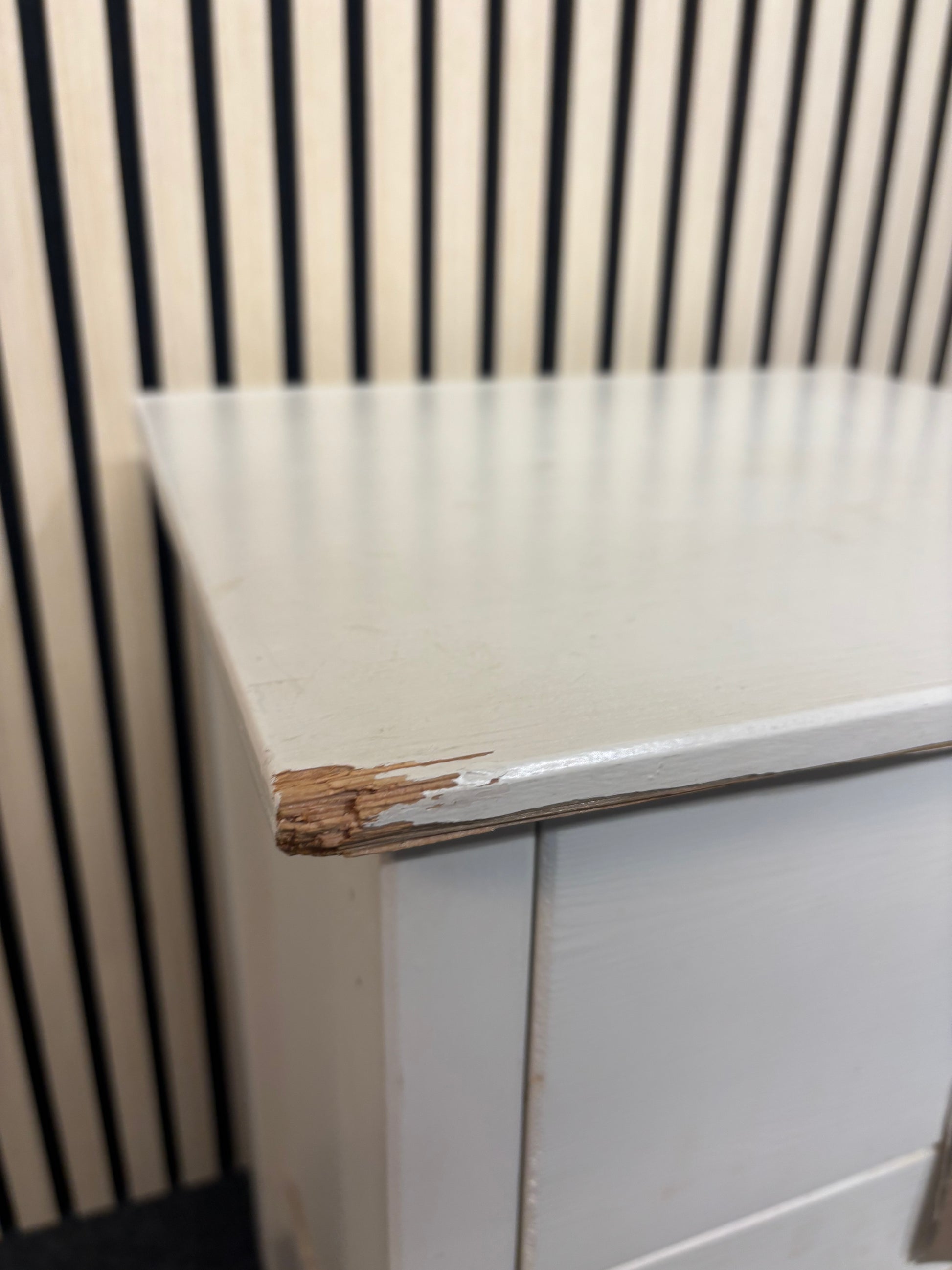White painted wooden 3 drawer bedside locker with white circular handles (H 60 x W 44 x D 40 cm) 2325