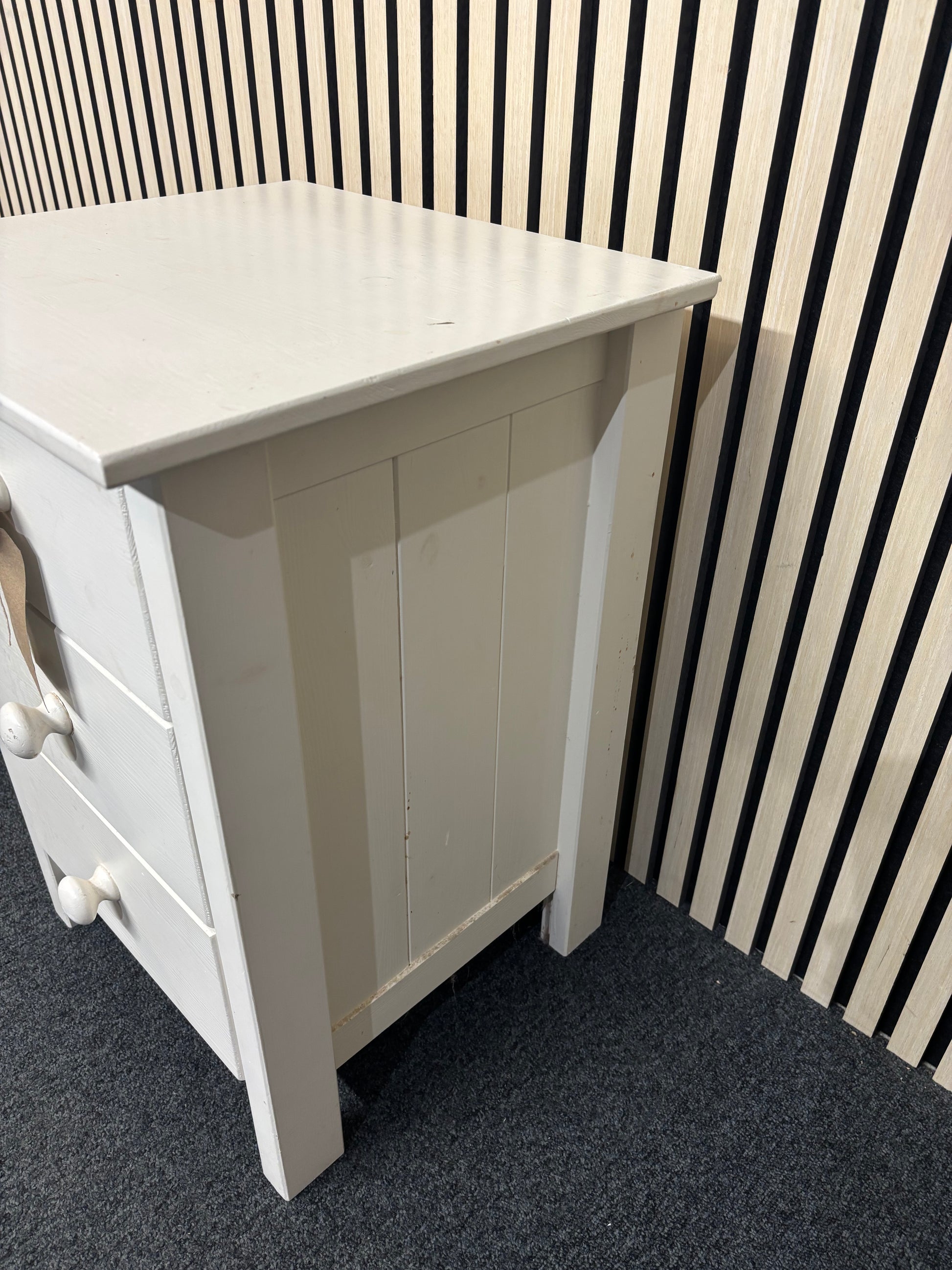 White painted wooden 3 drawer bedside locker with white circular handles (H 60 x W 44 x D 40 cm) 2325