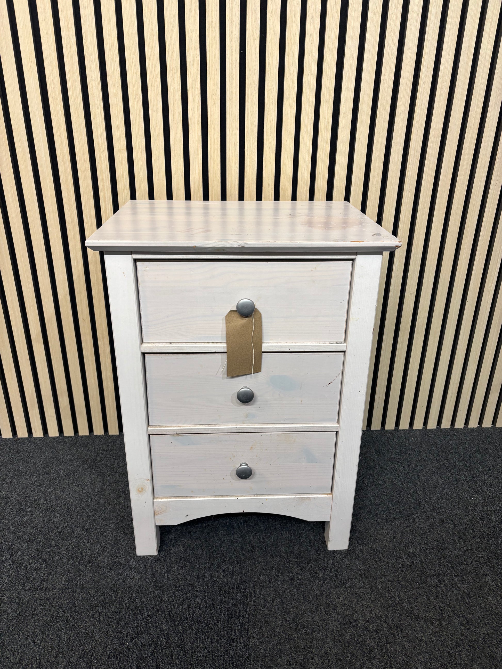 White painted wooden 3 drawer bedside locker with silver handles (H 64 x W 47 x D 37 cm) 2325
