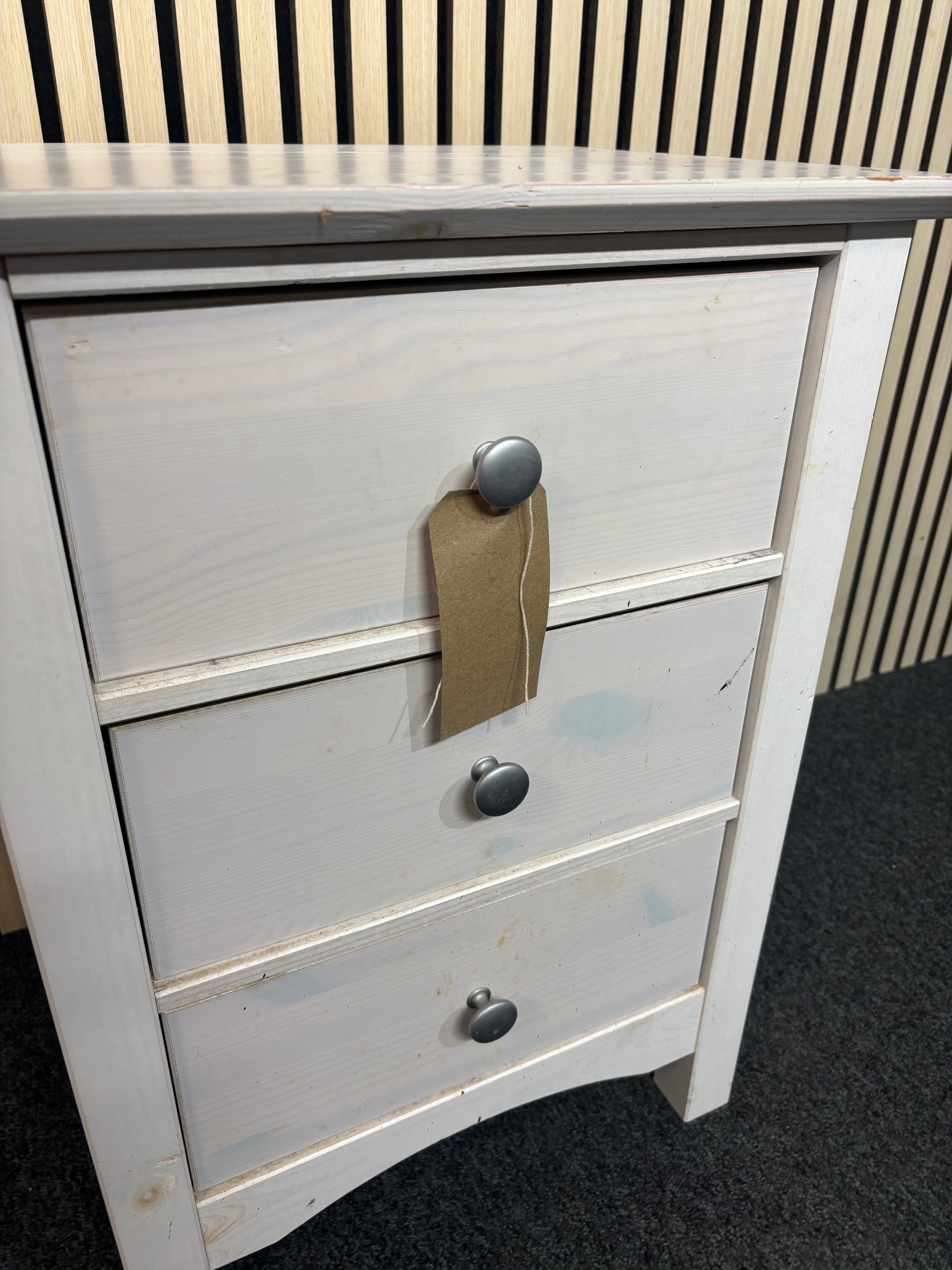 White painted wooden 3 drawer bedside locker with silver handles (H 64 x W 47 x D 37 cm) 2325