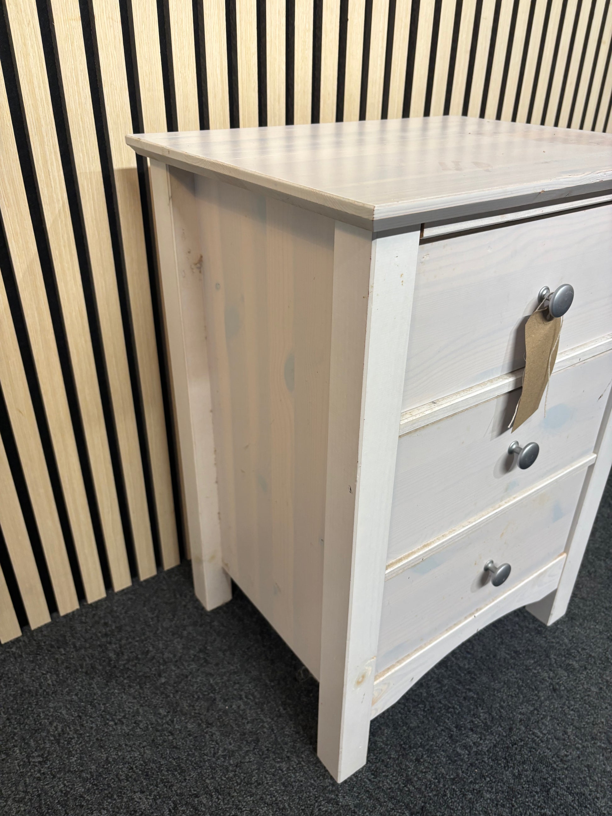 White painted wooden 3 drawer bedside locker with silver handles (H 64 x W 47 x D 37 cm) 2325
