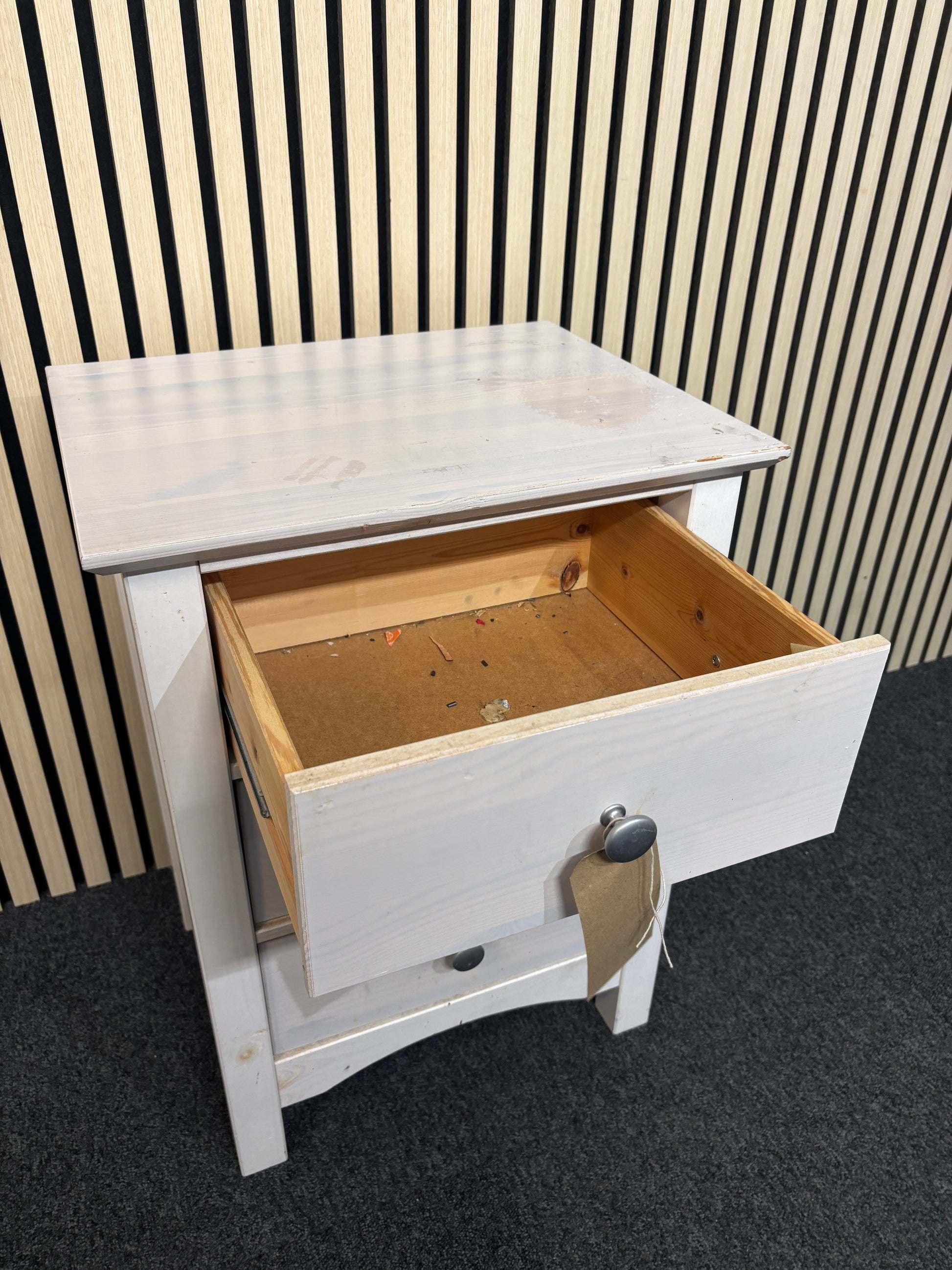 White painted wooden 3 drawer bedside locker with silver handles (H 64 x W 47 x D 37 cm) 2325