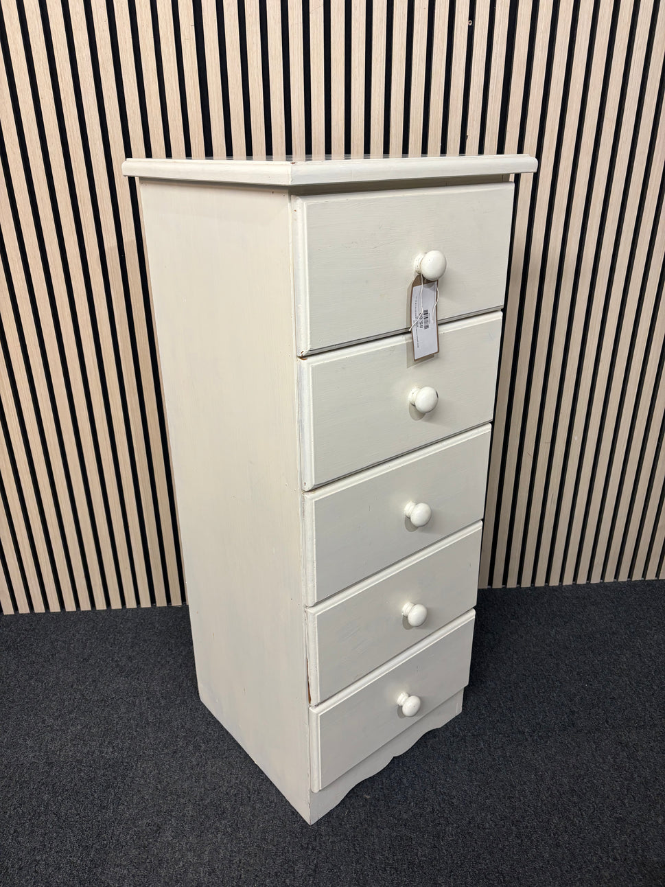 White painted wooden 5 drawer tall boy (H 110 x W 47 x D 45 cm) 2325