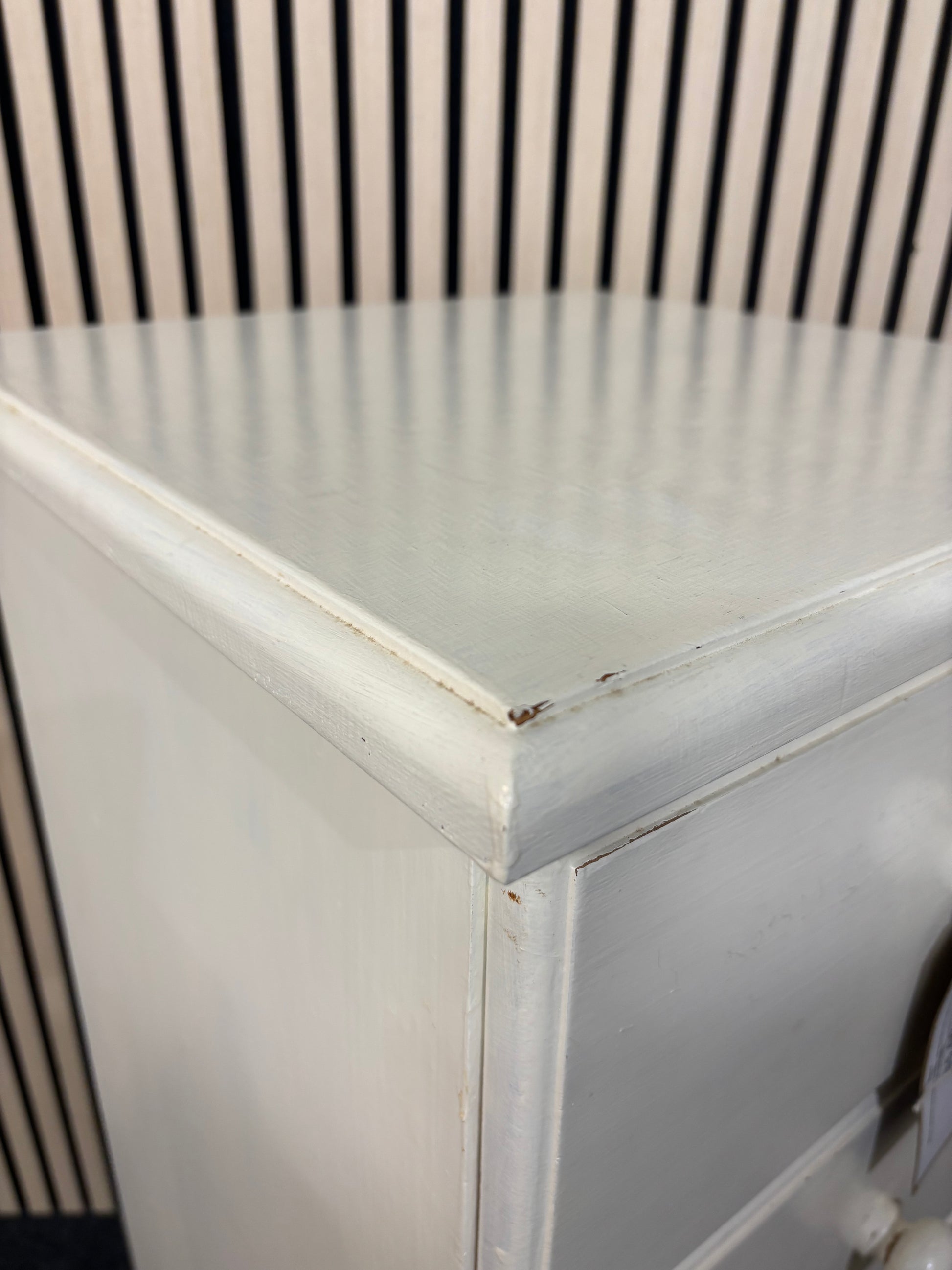 White painted wooden 5 drawer tall boy (H 110 x W 47 x D 45 cm) 2325