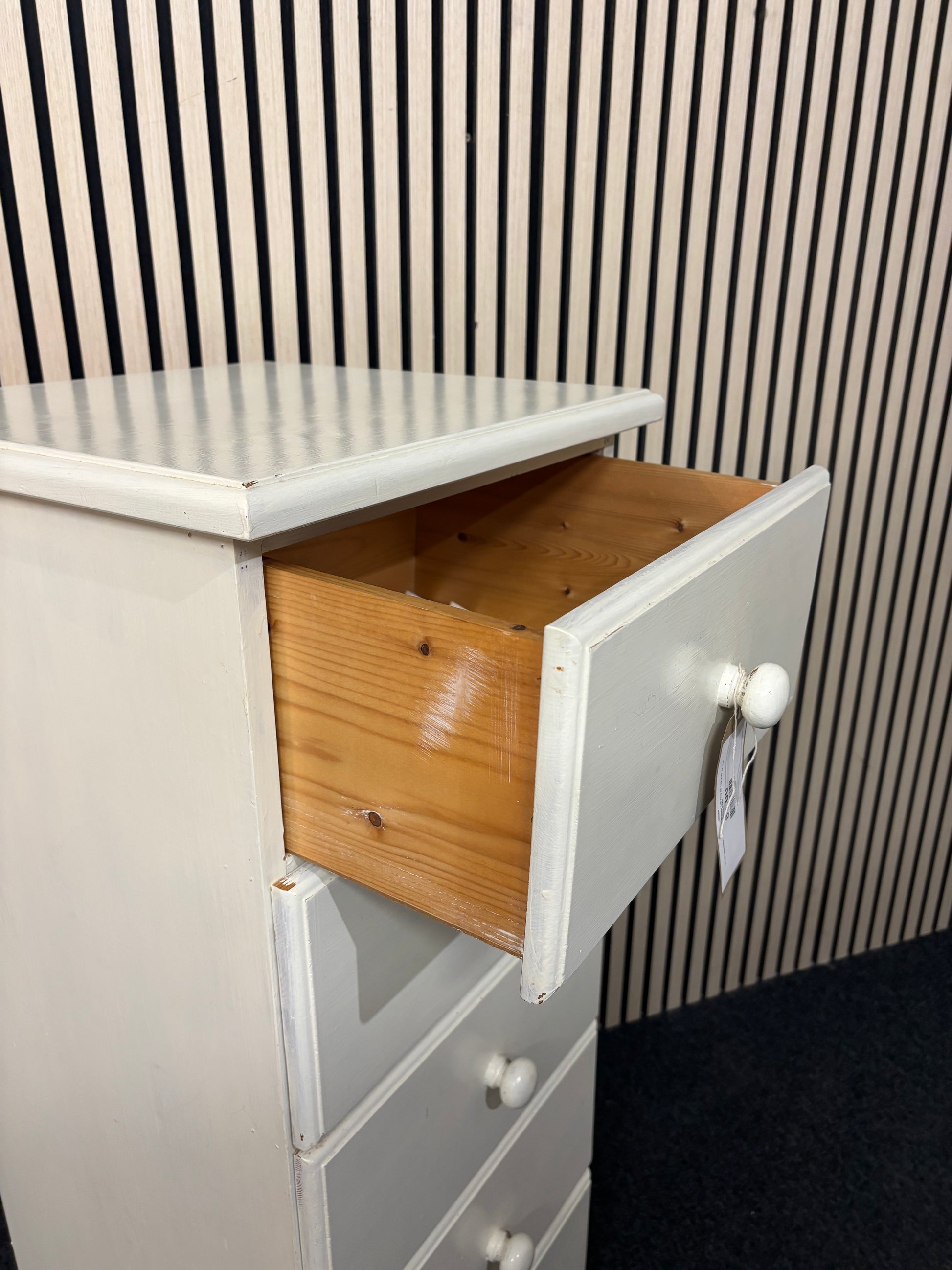 White painted wooden 5 drawer tall boy (H 110 x W 47 x D 45 cm) 2325