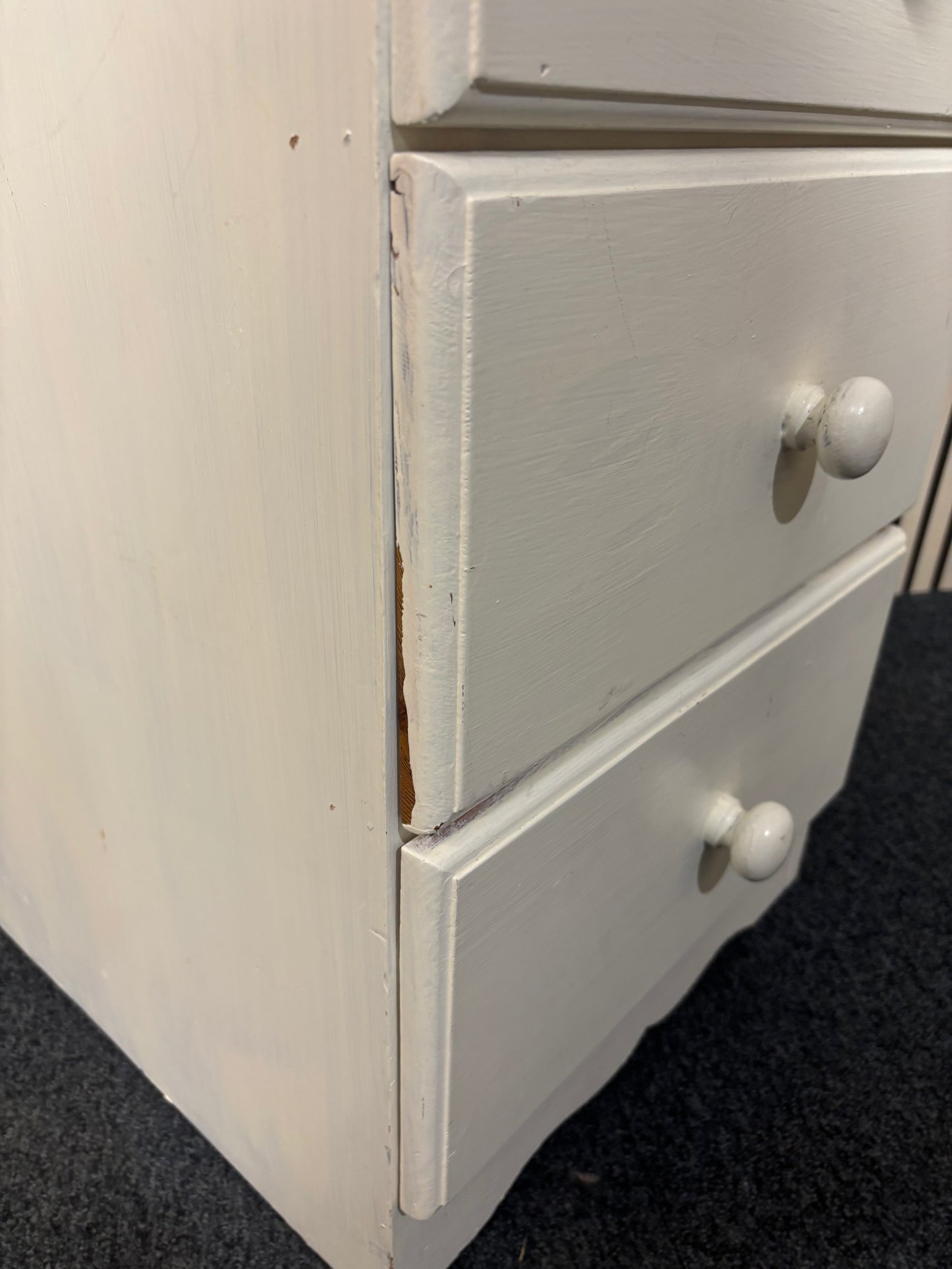 White painted wooden 5 drawer tall boy (H 110 x W 47 x D 45 cm) 2325
