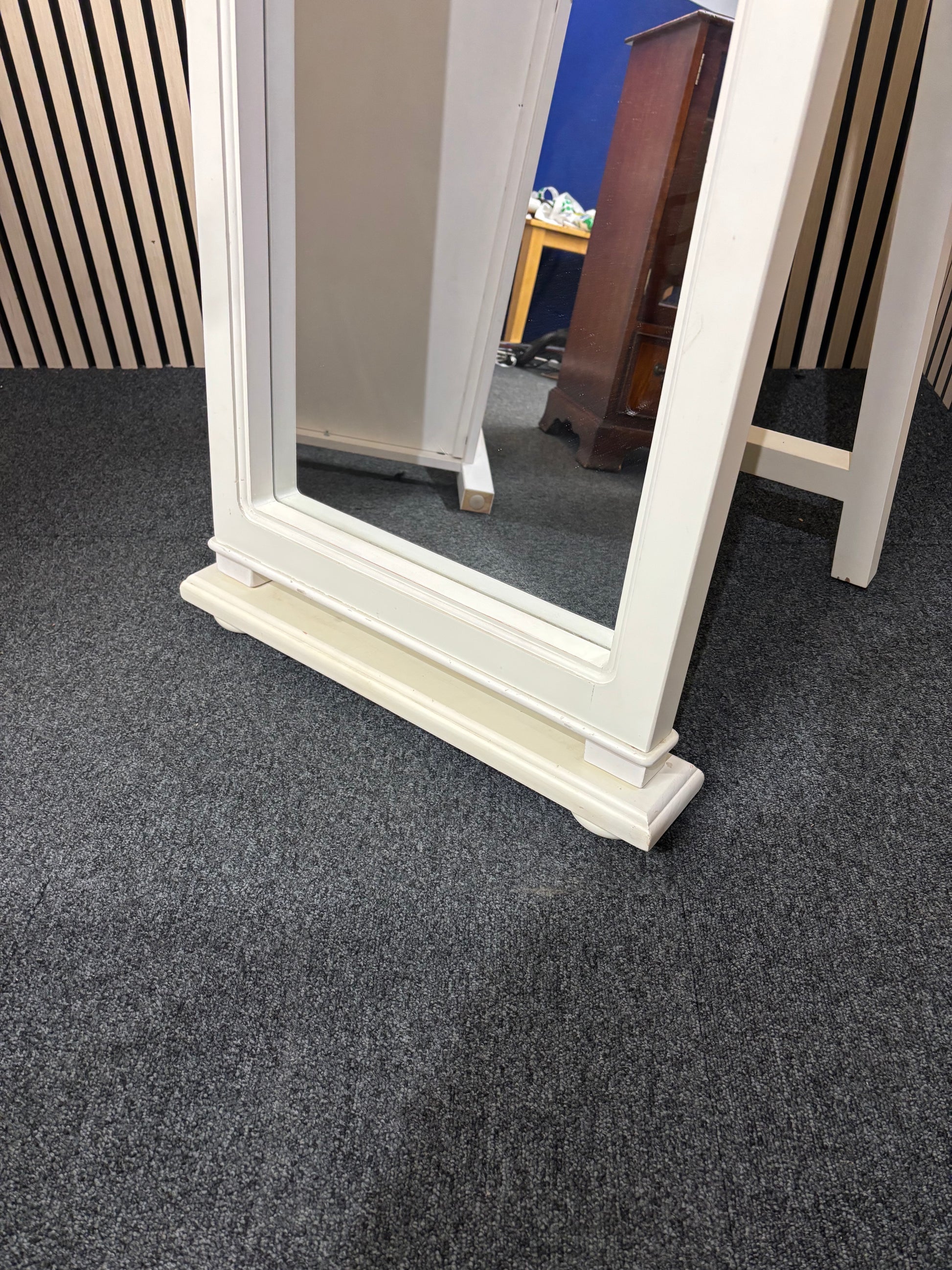 White painted wooden floor standing mirror (H 180 cm) 2325